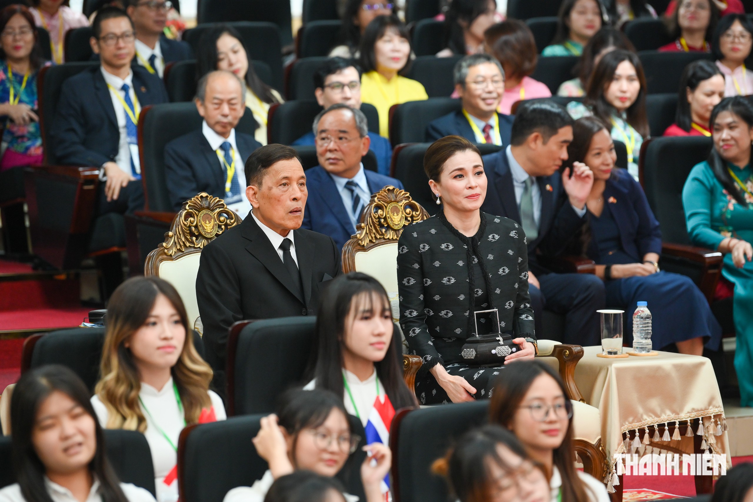 Nh&agrave; vua Th&aacute;i Lan thăm, gặp gỡ giảng vi&ecirc;n, sinh vi&ecirc;n Trường đại học H&agrave; Nội- Ảnh 7.