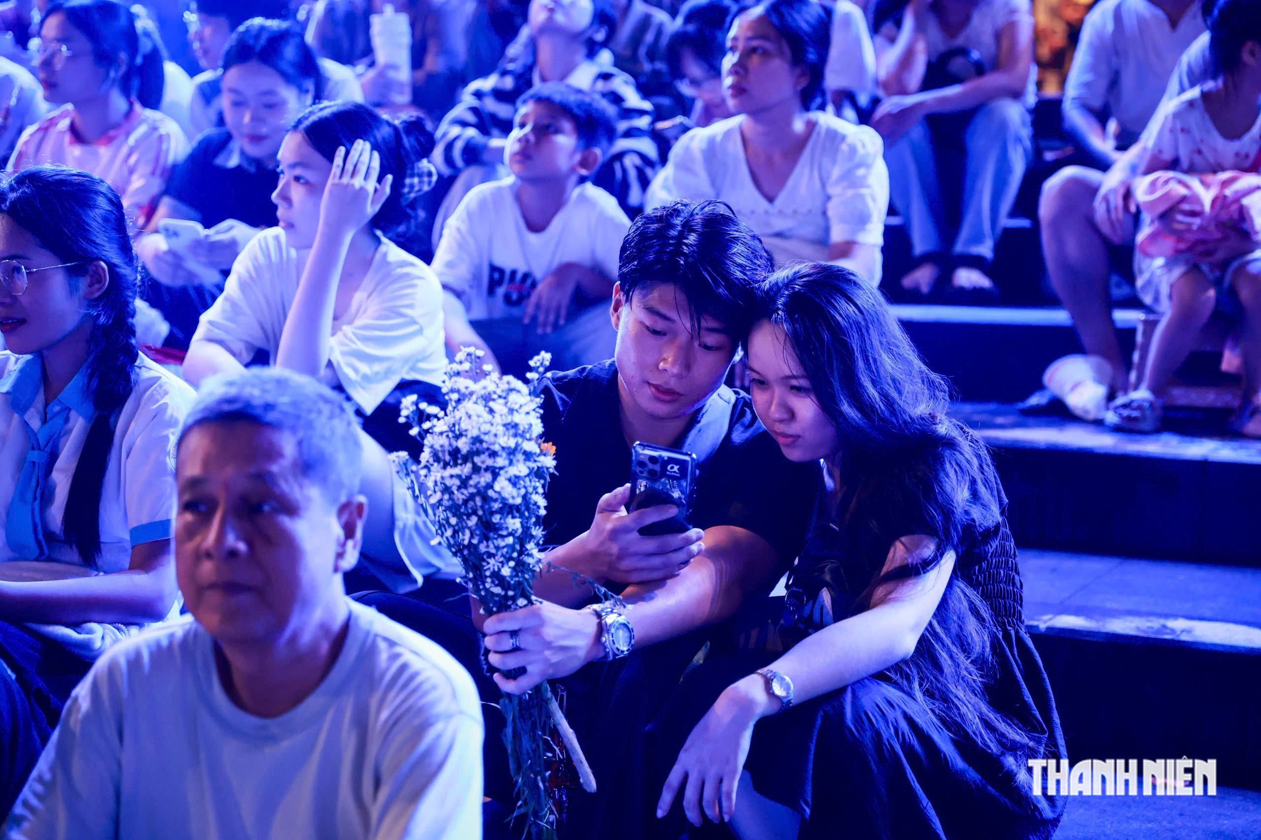 Bên trong gần kín chỗ, bên ngoài vẫn xếp hàng chờ xem Nghĩa tình Phương Nam - Ảnh 7.