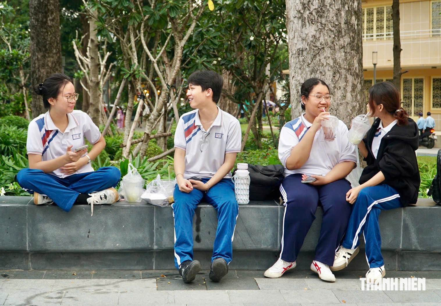 'Hơn 5 năm rồi tôi vẫn chưa quên': Nhiều người đến công viên số 1 Lý Thái Tổ chờ đêm đặc biệt - Ảnh 7.