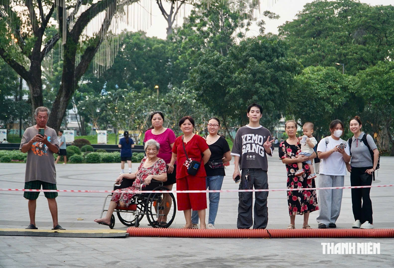 'Hơn 5 năm rồi tôi vẫn chưa quên': Nhiều người đến công viên số 1 Lý Thái Tổ chờ đêm đặc biệt - Ảnh 1.