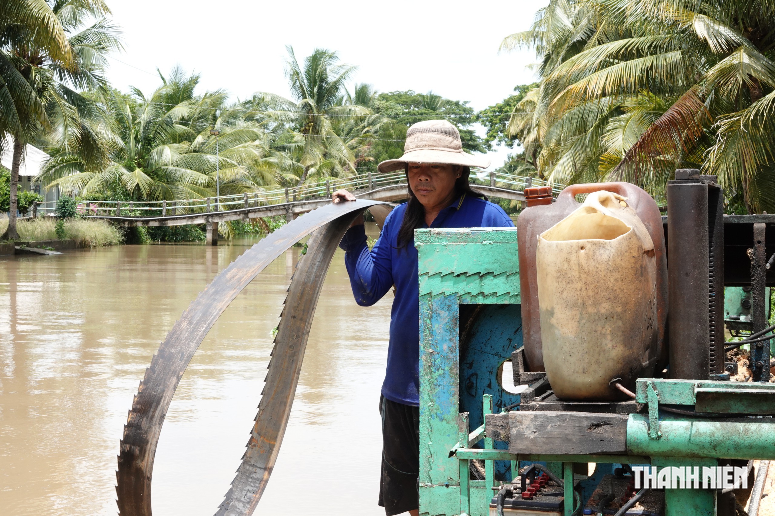 3 người miền Tây siêu hạng làm nghề xẻ gỗ trên sông nước- Ảnh 3.