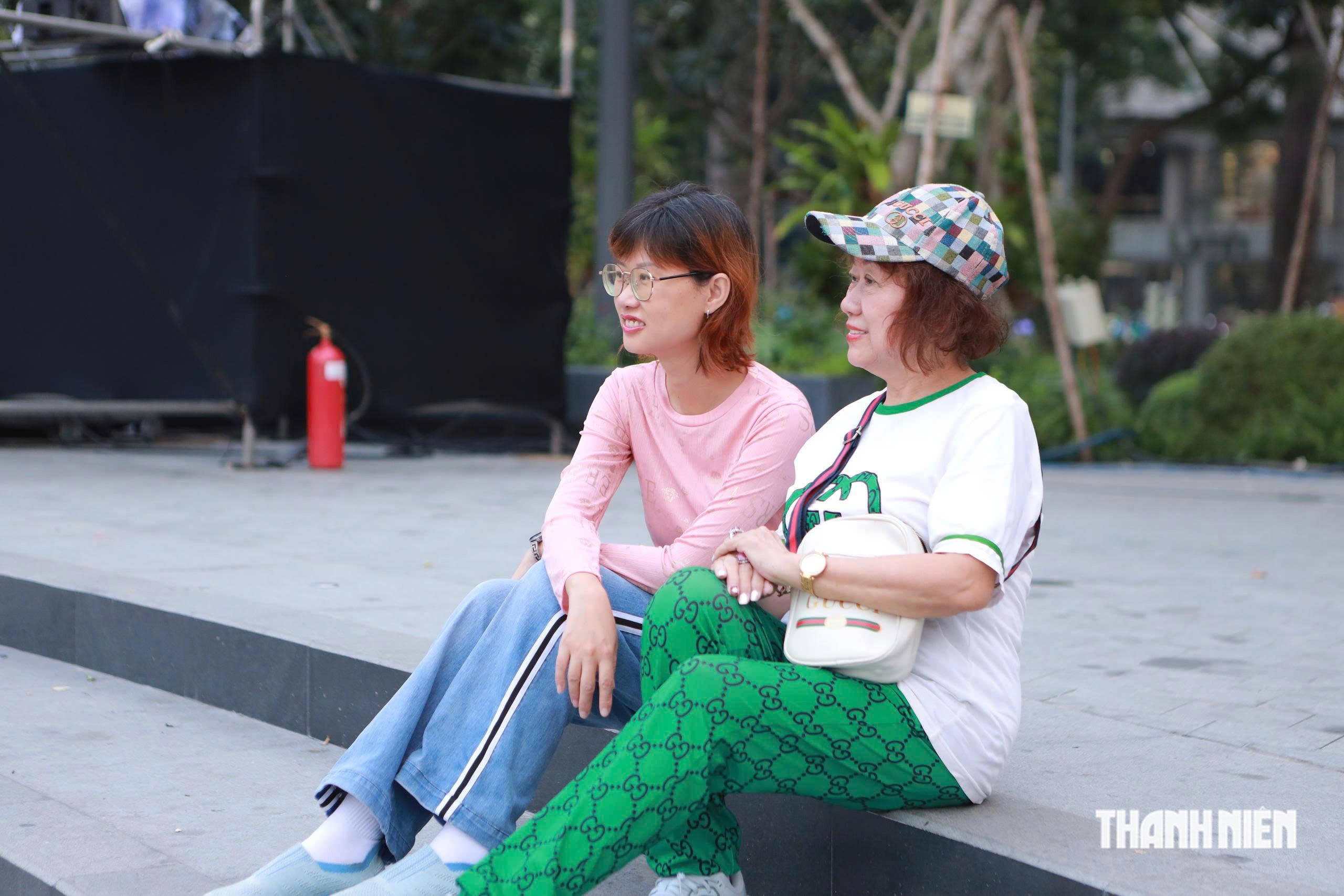 'Hơn 5 năm rồi tôi vẫn chưa quên': Nhiều người đến công viên số 1 Lý Thái Tổ chờ đêm đặc biệt - Ảnh 8.