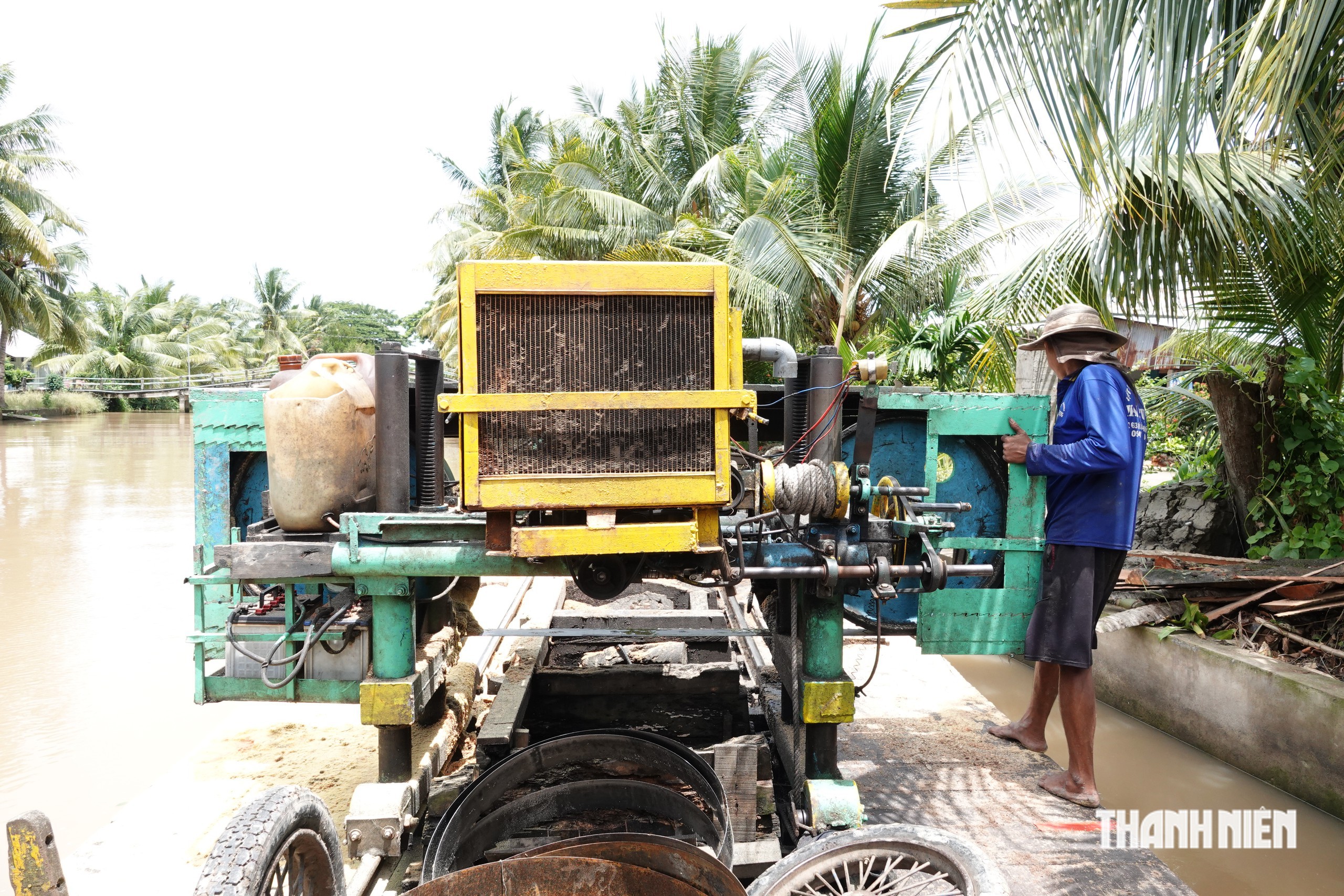 3 người miền Tây siêu hạng làm nghề xẻ gỗ trên sông nước- Ảnh 4.