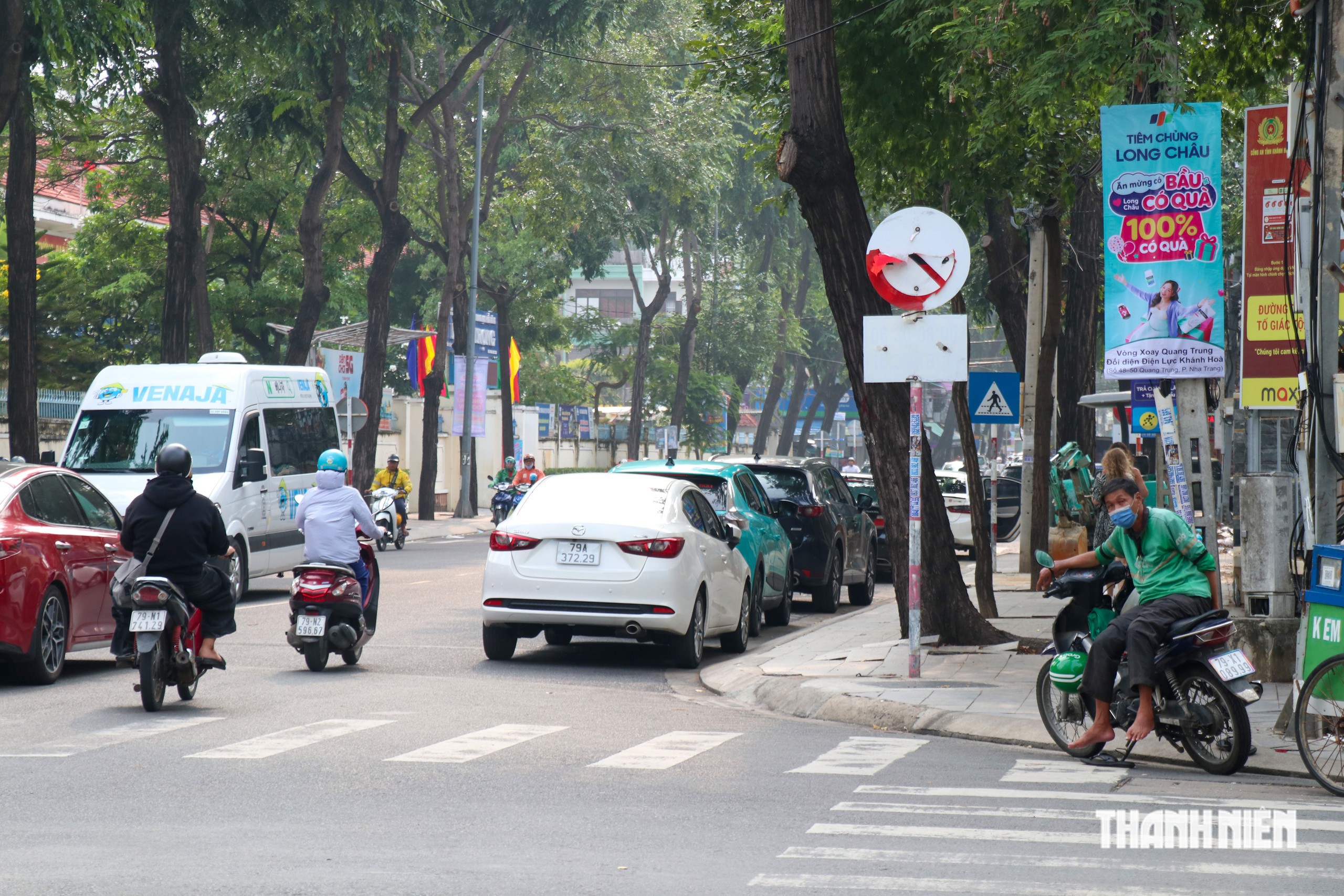 Biển báo giao thông ở Nha Trang xuống cấp, phai màu- Ảnh 1.