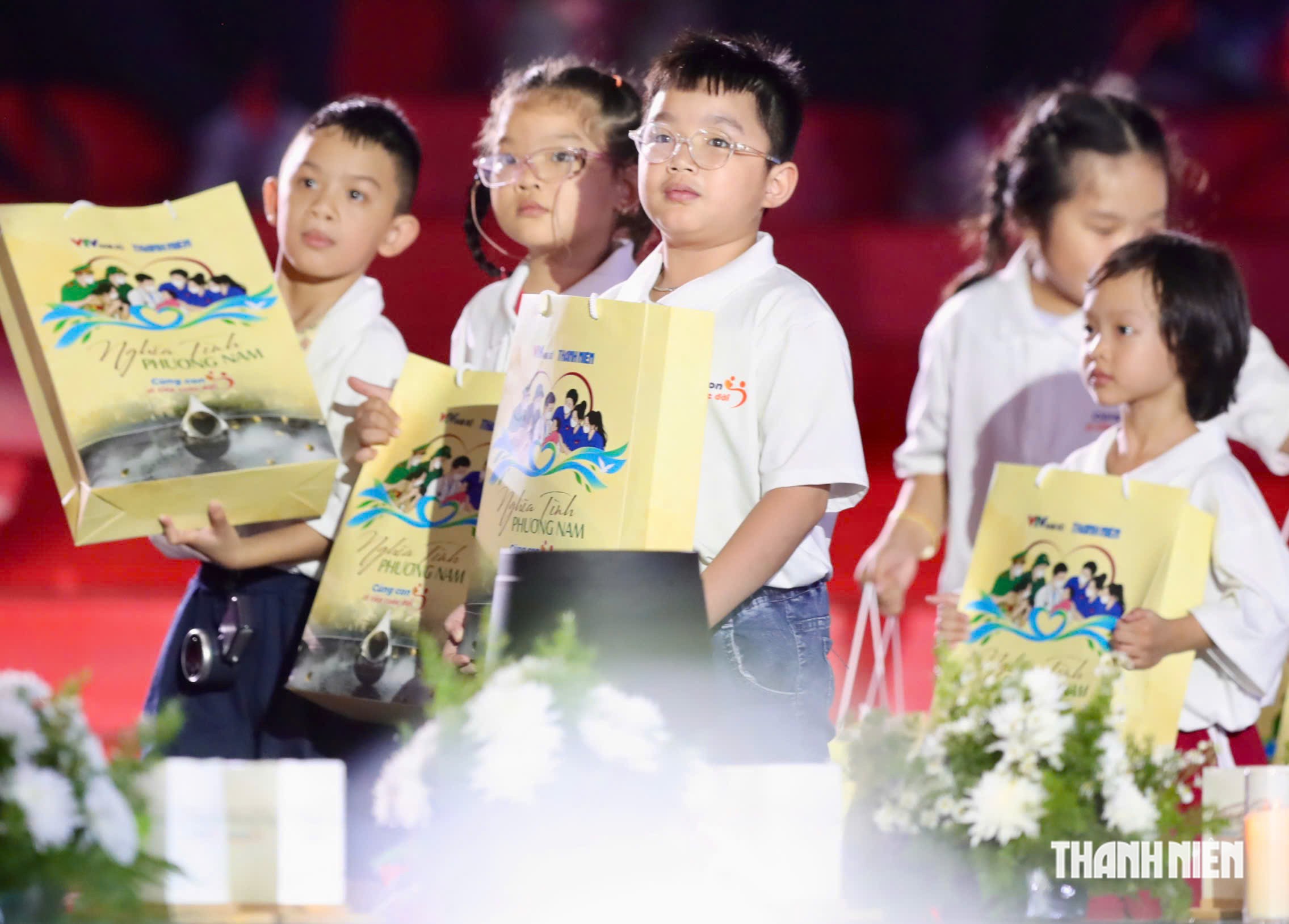 'Nghĩa tình Phương Nam - Cùng con đi tiếp cuộc đời' trao hơn 200 phần quà - Ảnh 5.