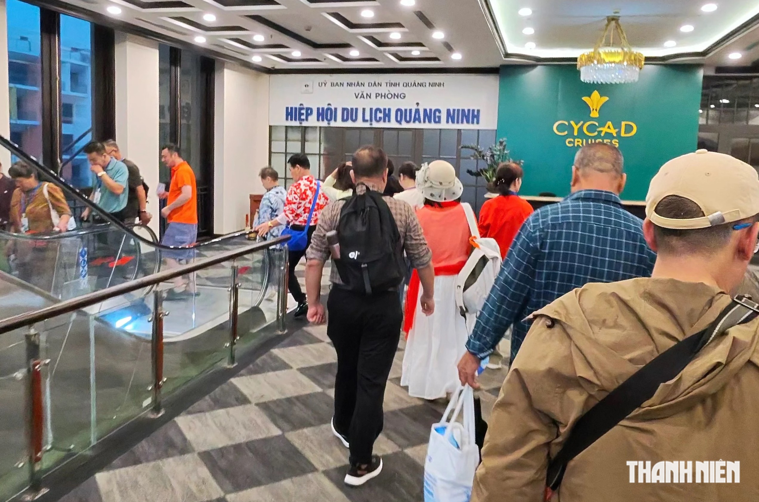 Theo dấu khách Trung Quốc vào những “phòng VIP” bán hàng trăm triệu đồng- Ảnh 2.