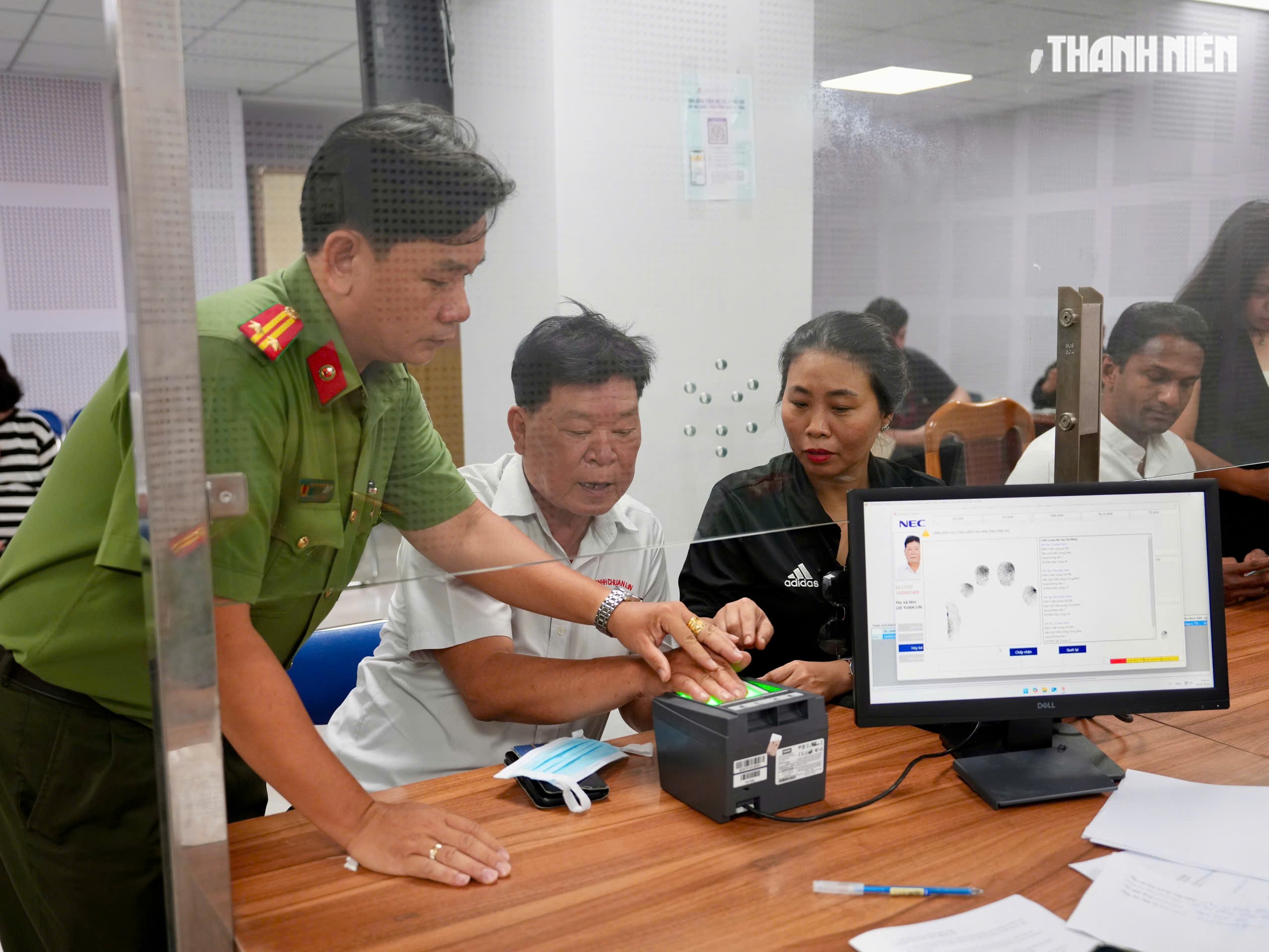 Cảnh báo nhiều lỗi chụp ảnh khiến hồ sơ làm hộ chiếu online bị từ chối - Ảnh 1.