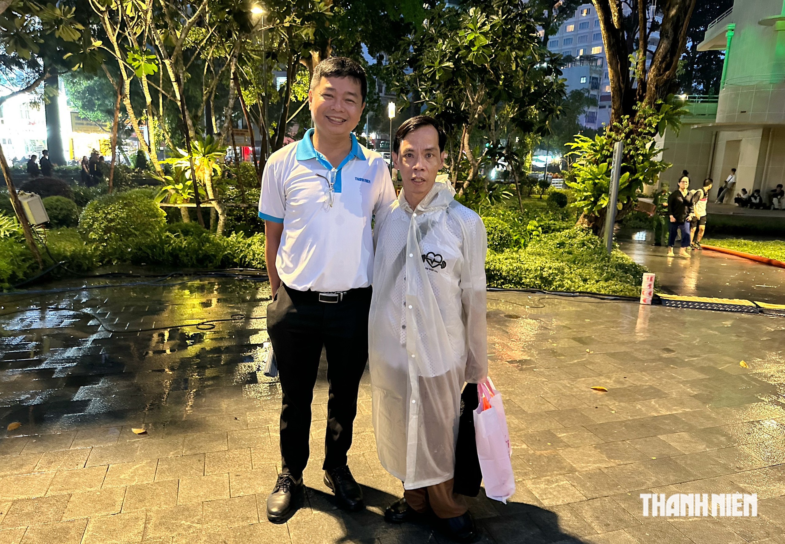 X&uacute;c động người đ&agrave;n &ocirc;ng khuyết tật đội mưa đến c&ocirc;ng vi&ecirc;n số 1 L&yacute; Th&aacute;i Tổ  - Ảnh 5.