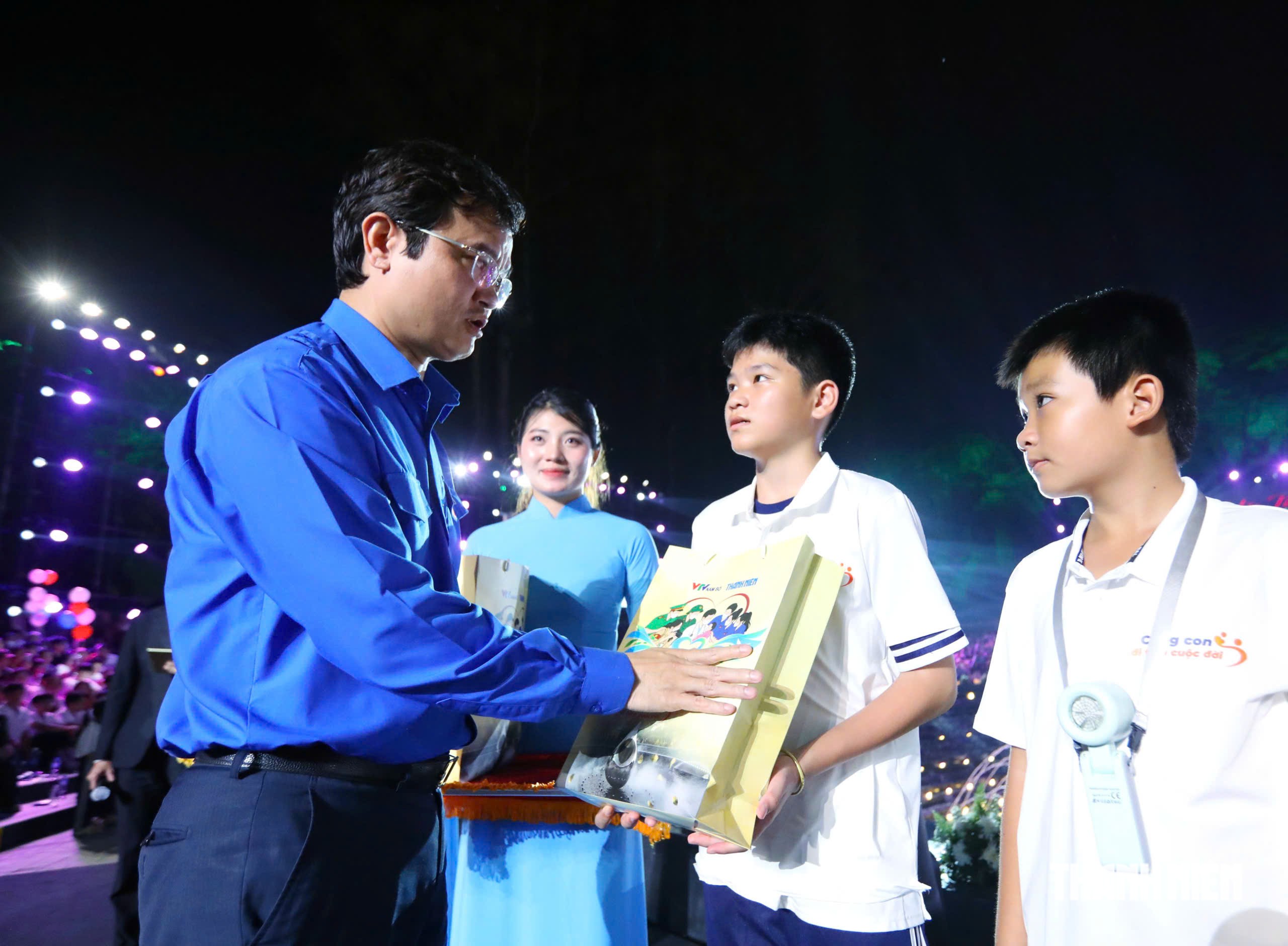 'Nghĩa tình Phương Nam - Cùng con đi tiếp cuộc đời' trao hơn 200 phần quà - Ảnh 3.