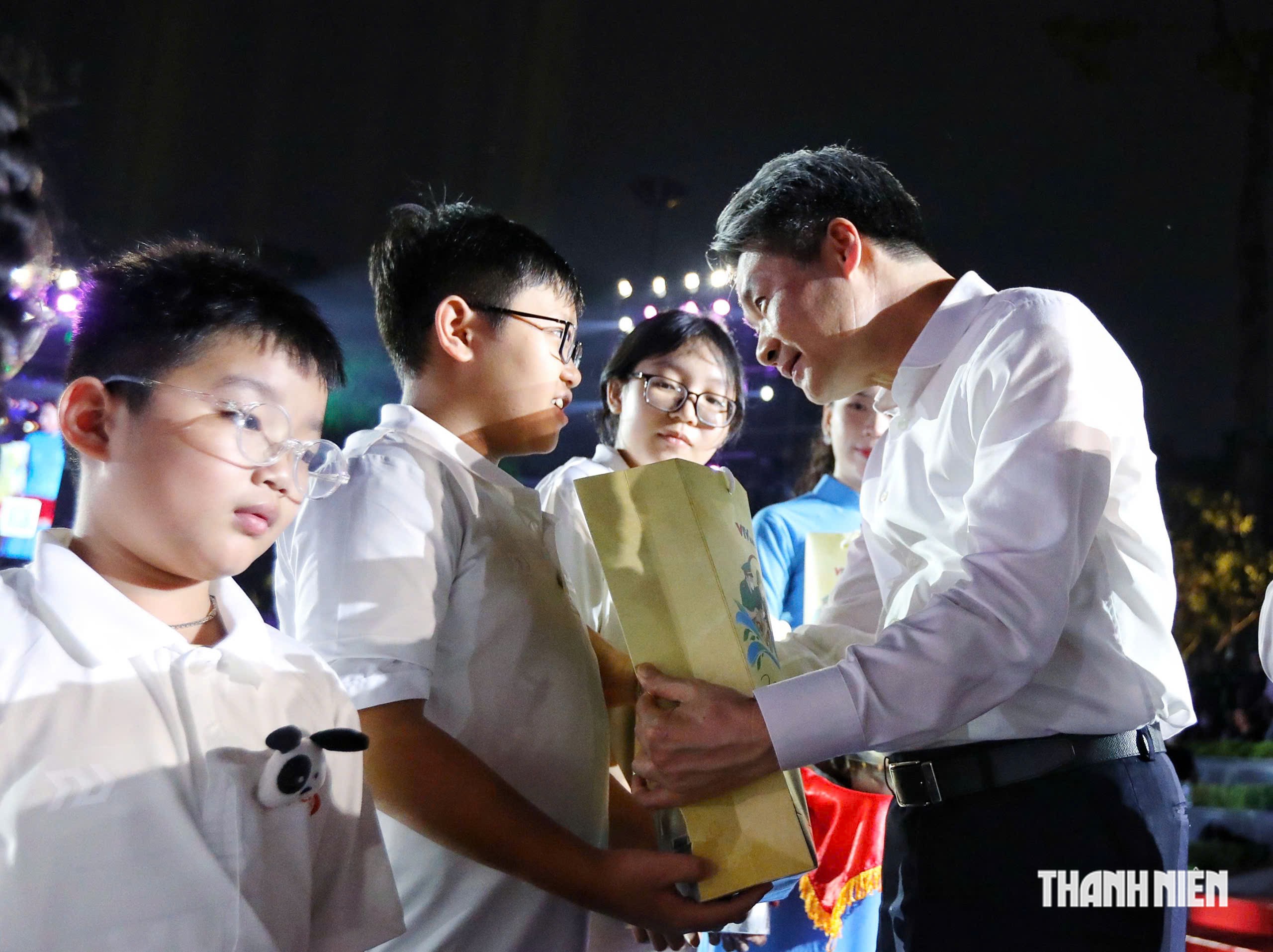 'Nghĩa tình Phương Nam - Cùng con đi tiếp cuộc đời' trao hơn 200 phần quà - Ảnh 2.