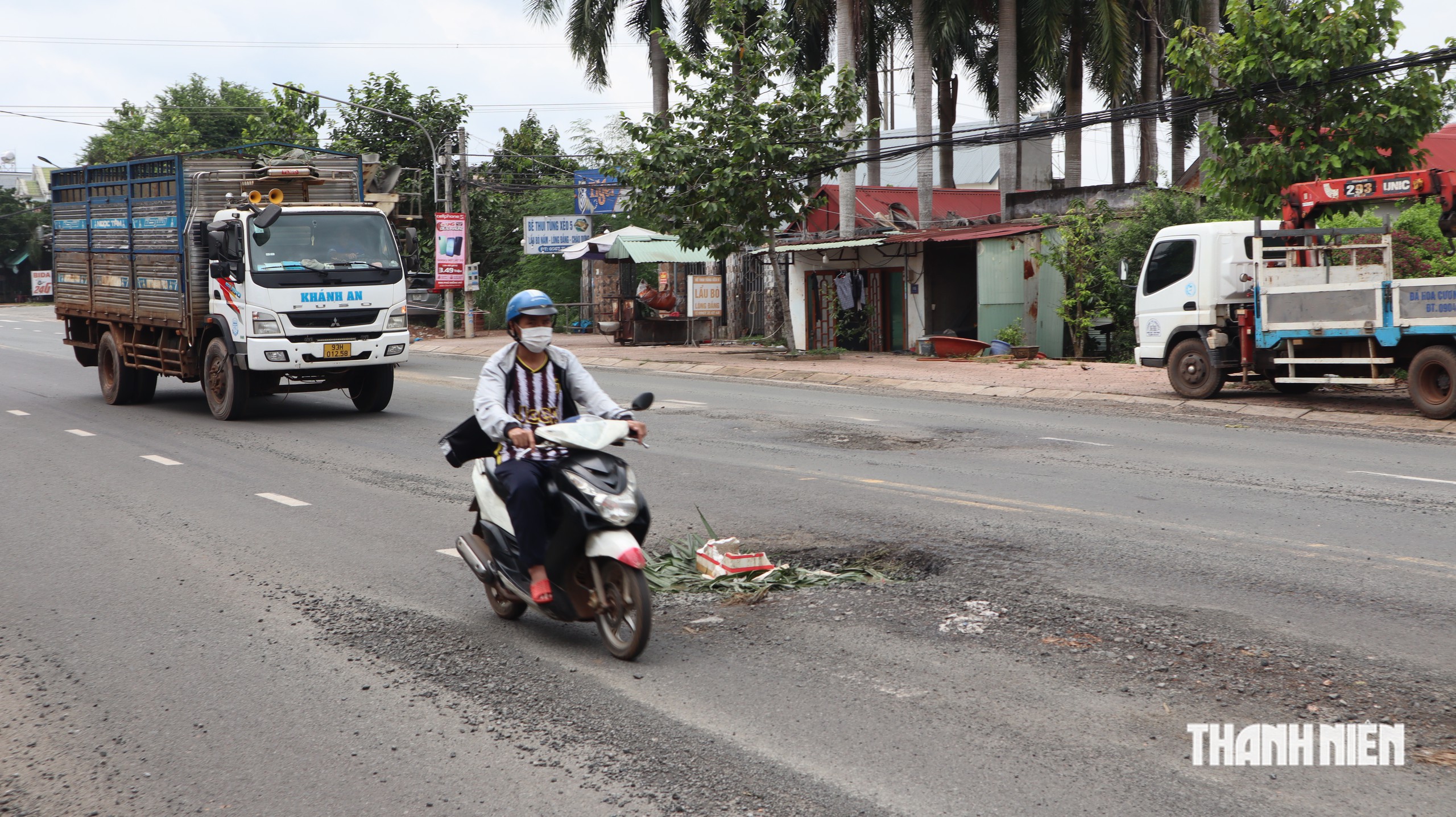 Đường Nguyễn Huệ (phường Bình Phước) bao giờ được sửa chữa? - Ảnh 13.