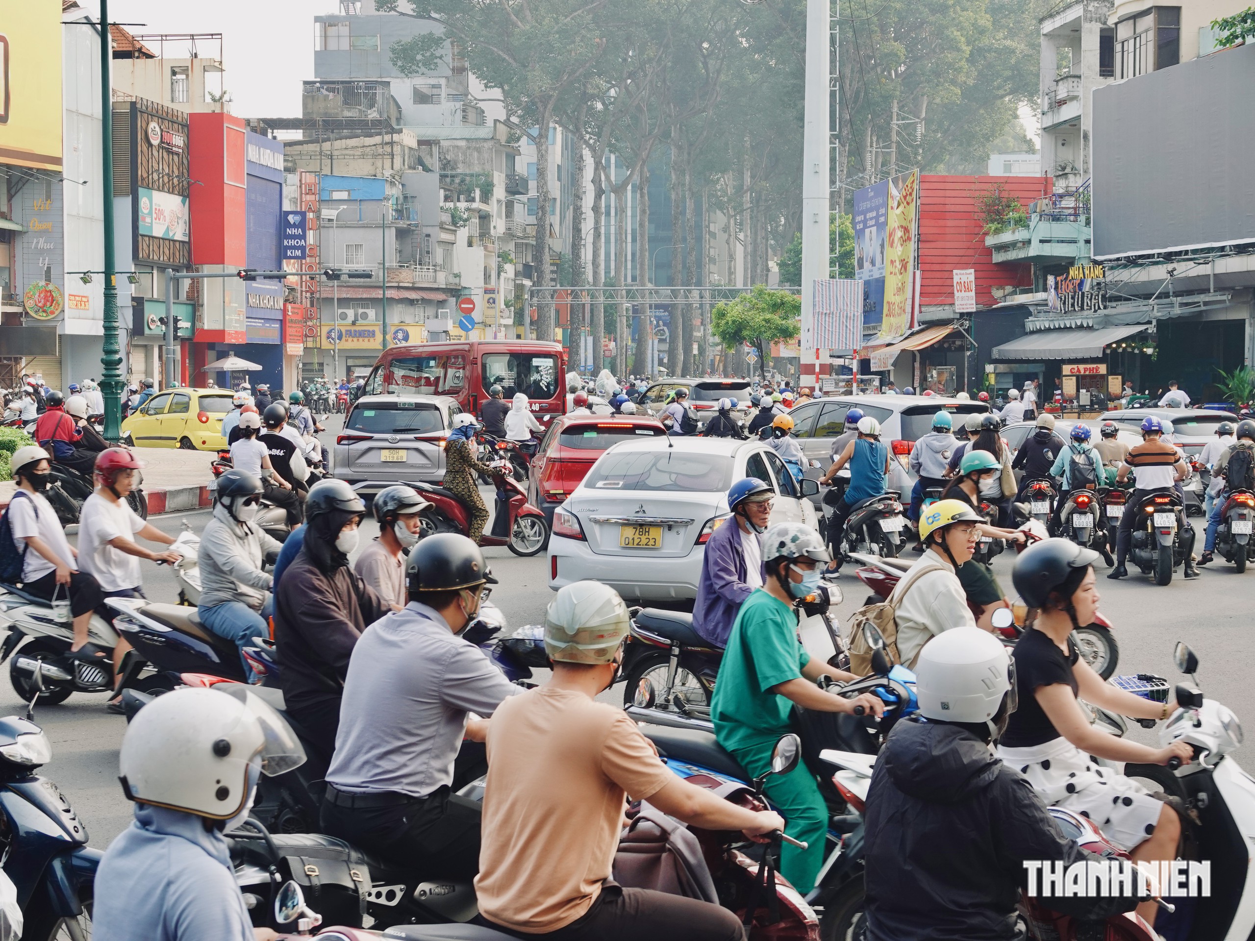 Vòng xoay ngã 6 Cộng Hòa lắp đèn, xe máy được đi thẳng liên tục:Quẹo thì sao? - Ảnh 1.