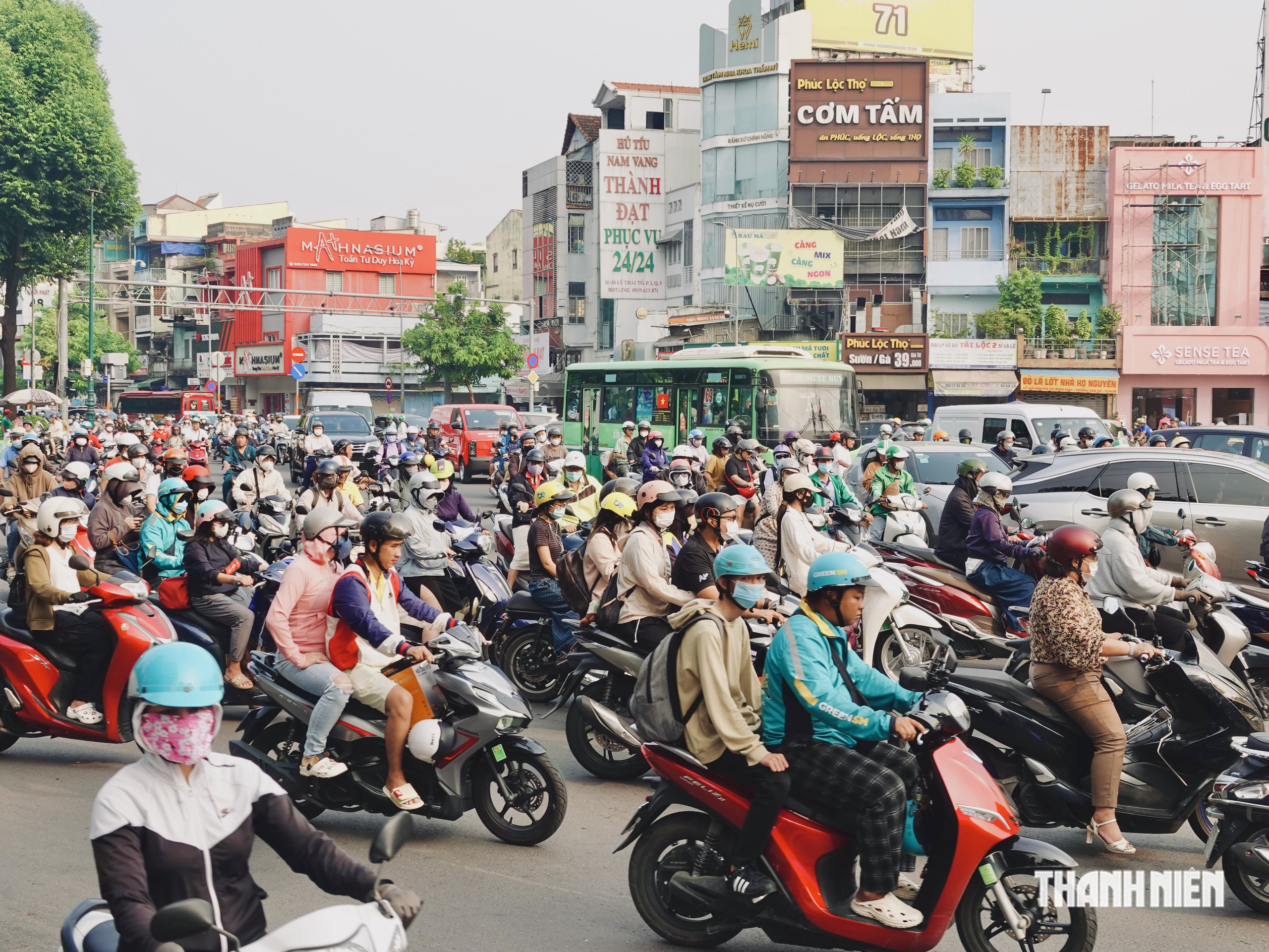 Vòng xoay ngã 6 Cộng Hòa lắp đèn, xe máy được đi thẳng liên tục:Quẹo thì sao? - Ảnh 7.
