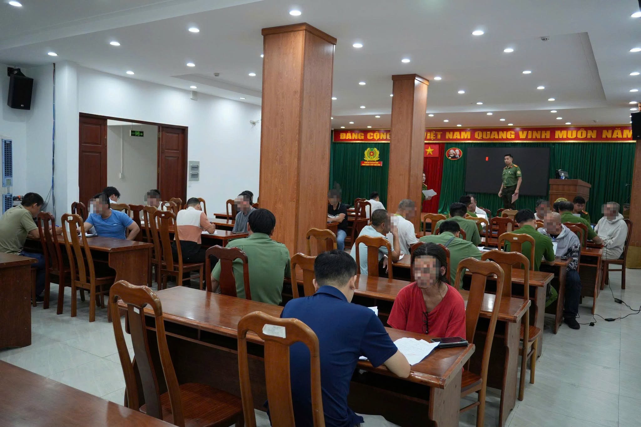 Công an TP.HCM tiếp nhận 42 công dân bị Mỹ trục xuất về nước - Ảnh 2.