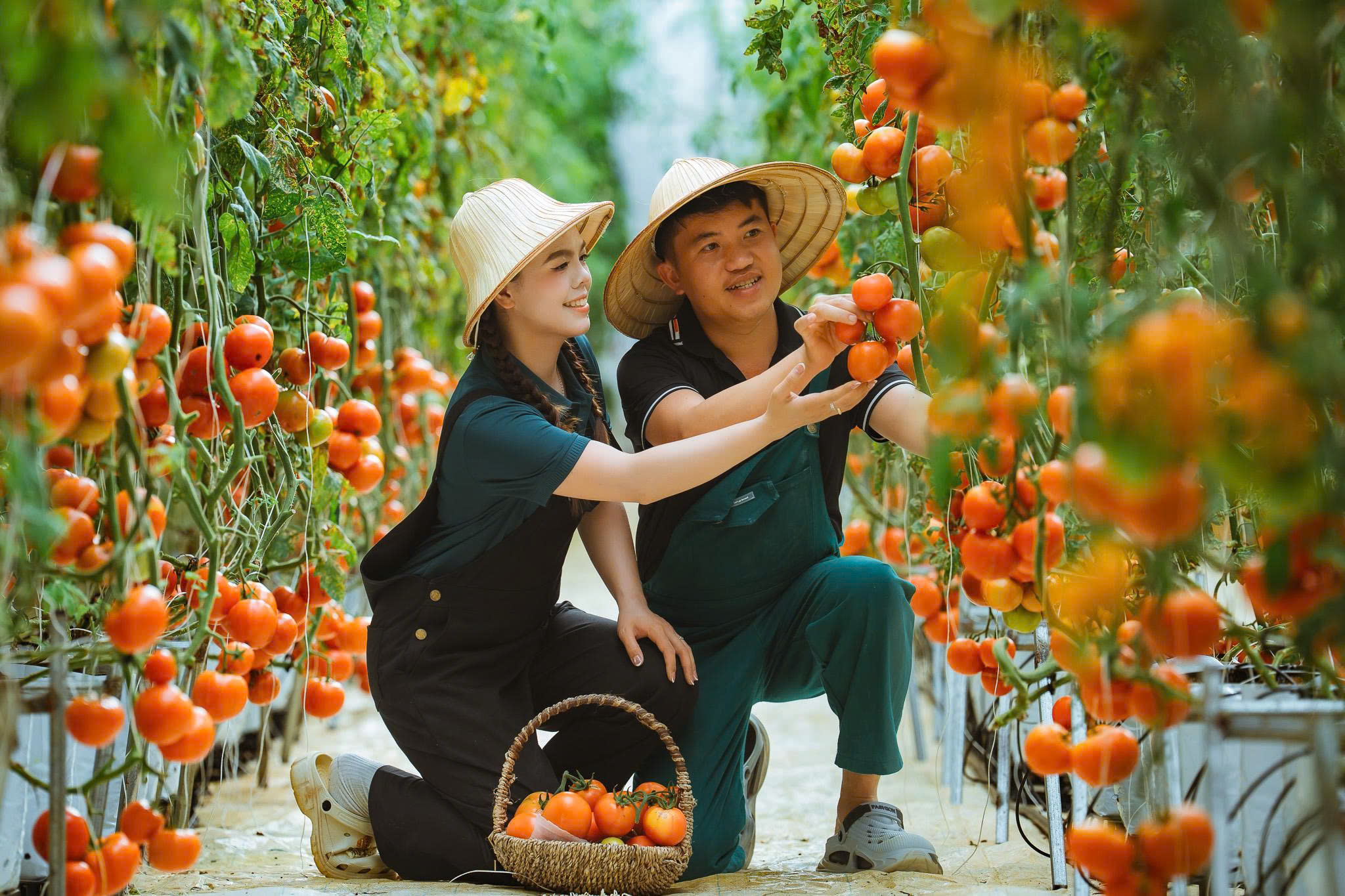 Bộ ảnh cưới giữa khu vườn do cặp đ&ocirc;i tự vun trồng ở Măng Đen- Ảnh 2.