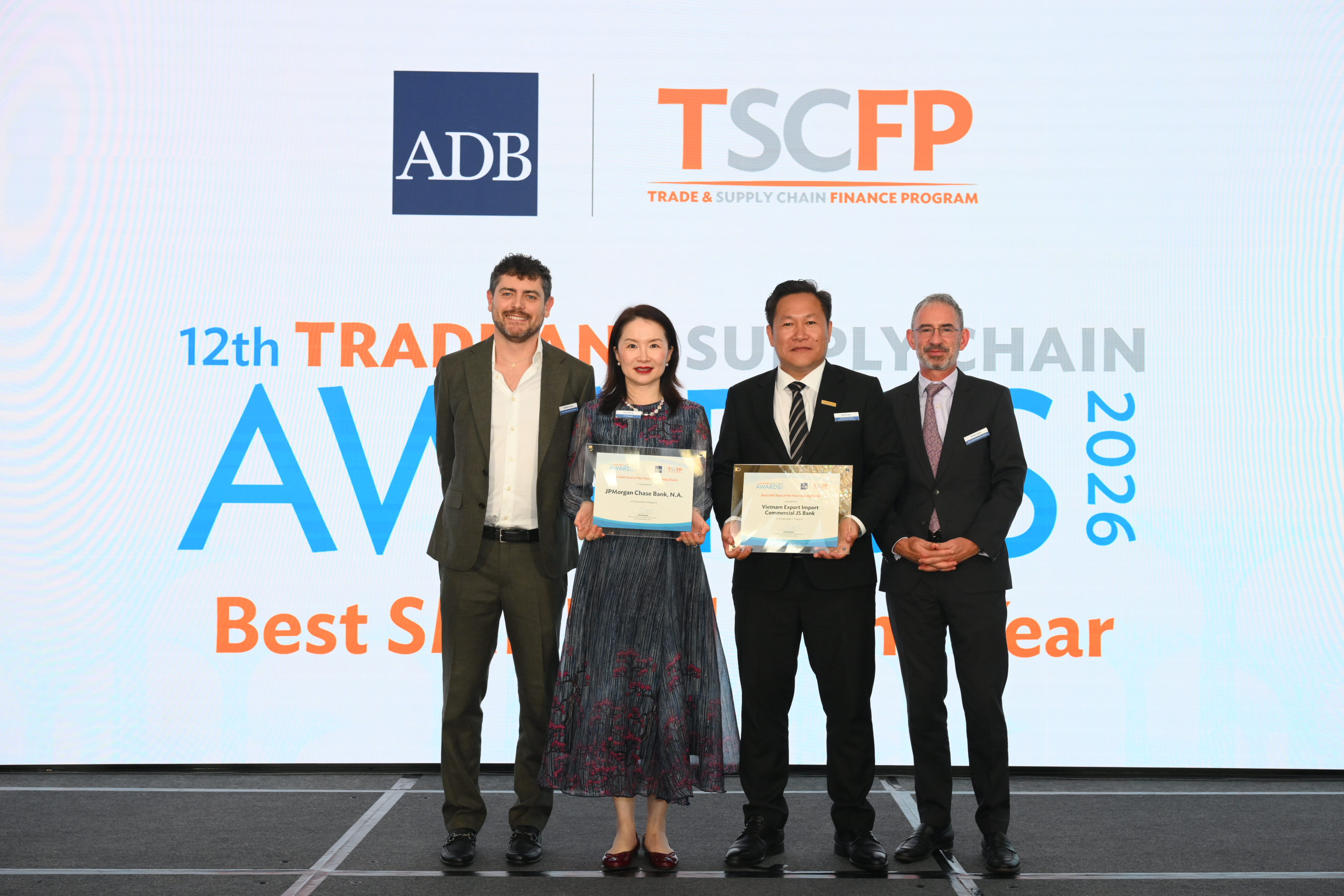 Eximbank được ADB vinh danh giao dịch tài trợ thương mại cho doanh nghiệp SME - Ảnh 1.