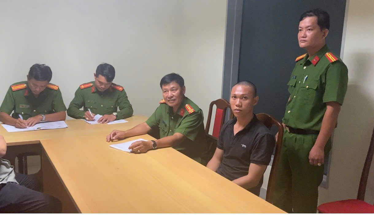 Bắt người bị truy nã đặc biệt nguy hiểm dẫn cô gái đi trốn ở Lào - Ảnh 1.