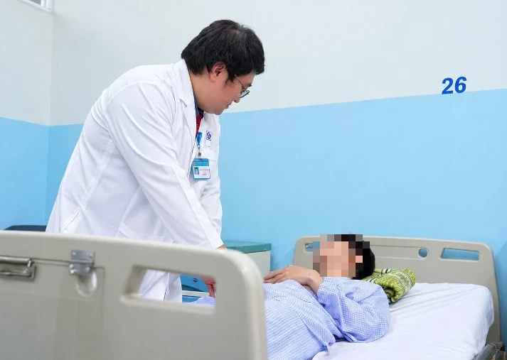 Cấp cứu kịp thời 2 chàng trai trẻ ở TP.HCM bị xoắn tinh hoàn giữa đêm - Ảnh 1.