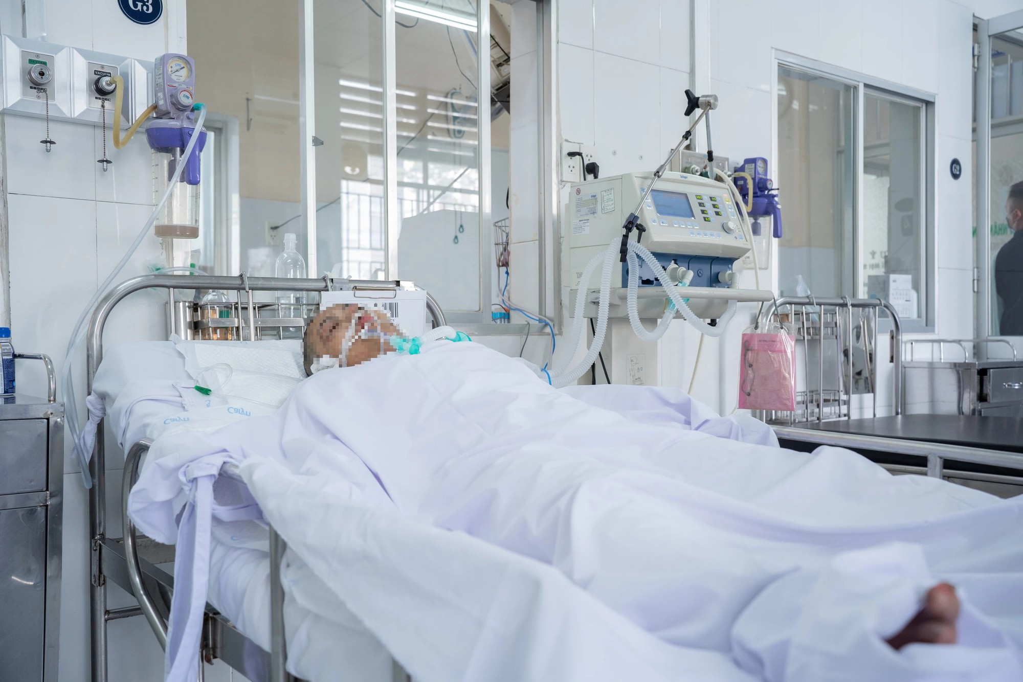 Vụ cháy nhà ở TP.HCM: Chuyển 5 người bị bỏng đến 2 bệnh viện - Ảnh 3.