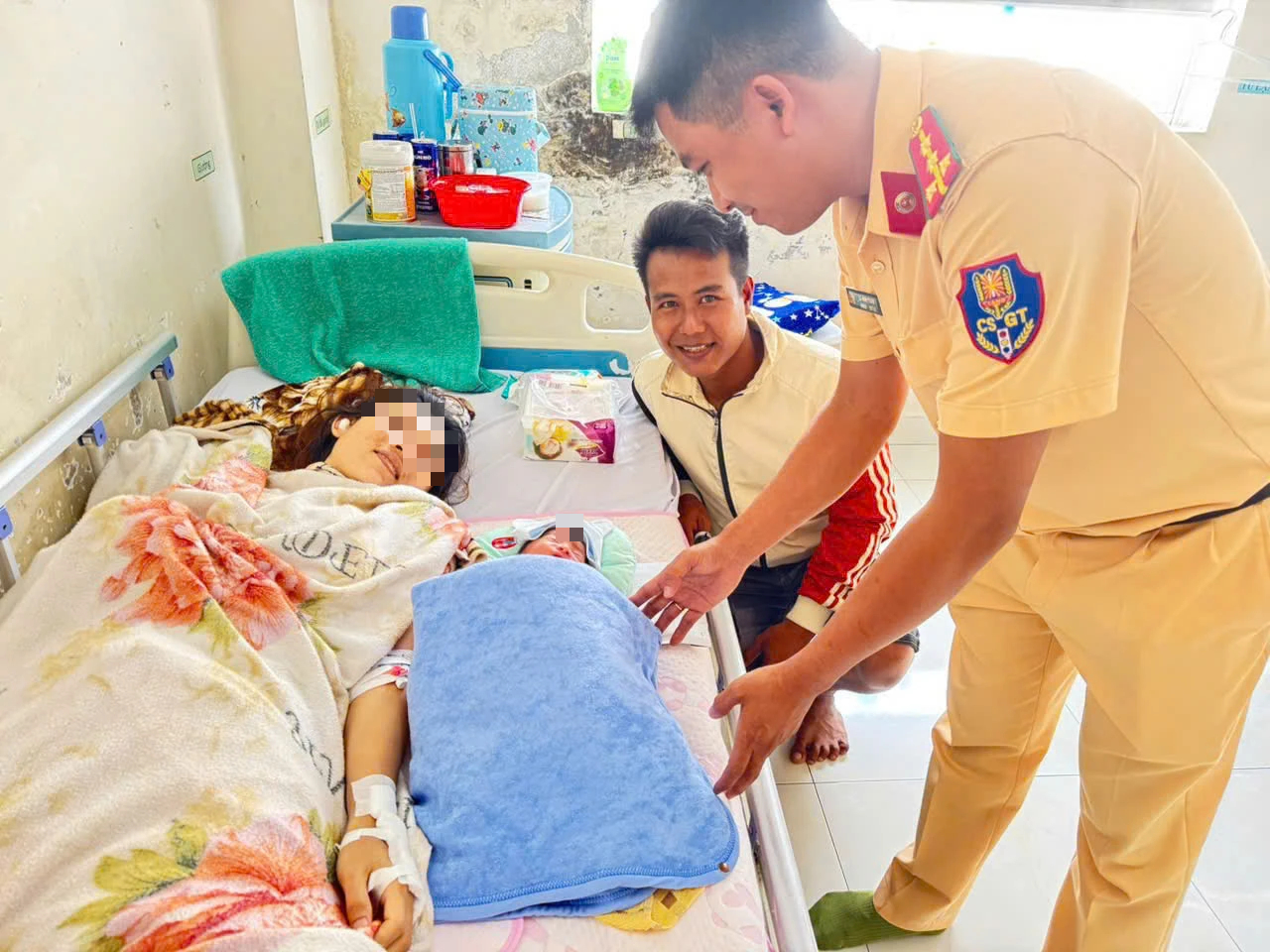 Cảnh sát giao thông hỗ trợ 35 triệu đồng cho thai phụ 38 tuần gặp tai nạn - Ảnh 3.