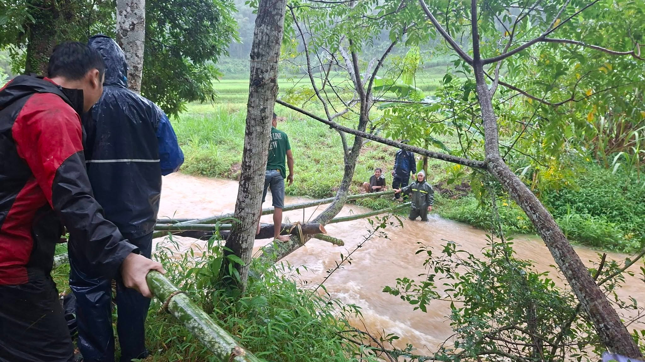 Chung tay vượt nước lũ đưa tiễn người đã khuất - Ảnh 2.