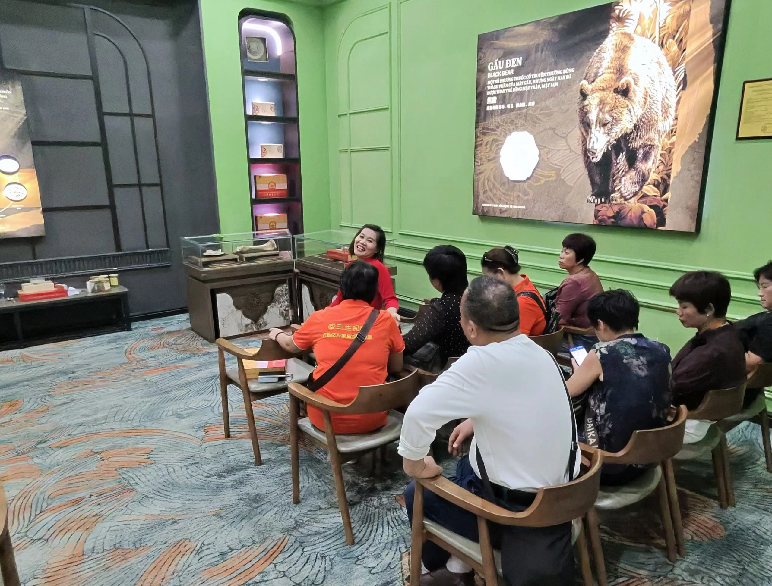 Theo dấu khách Trung Quốc vào những “phòng VIP” bán hàng trăm triệu đồng- Ảnh 5.