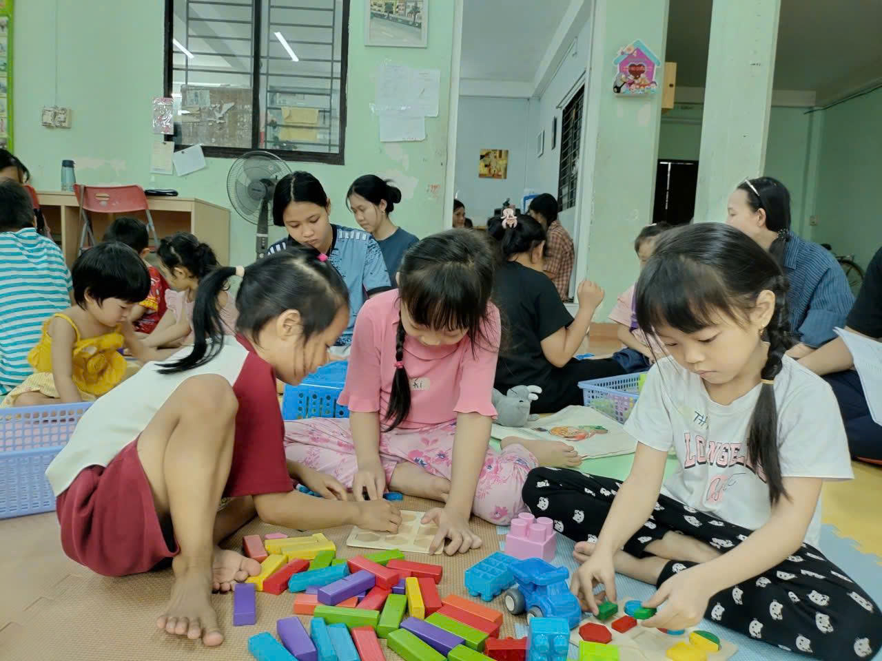 'Muốn trẻ em ngồi yên, chỉ cần điện thoại, ti vi': Nỗi lo mới của cộng đồng - Ảnh 6.