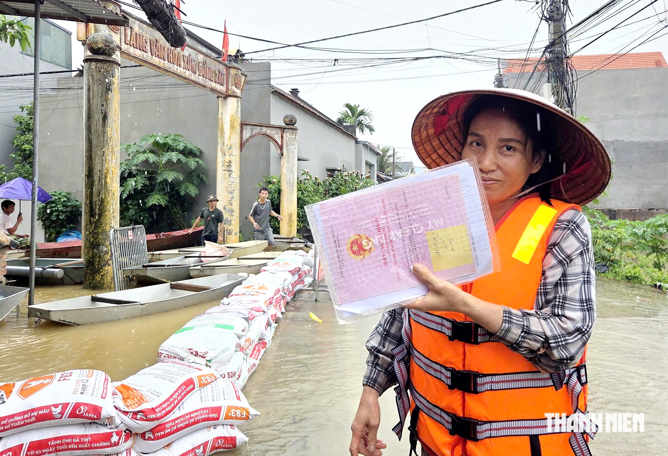 X&oacute;m nhỏ ngoại th&agrave;nh H&agrave; Nội ngập s&acirc;u, người d&acirc;n mang sổ đỏ chạy lũ- Ảnh 12.