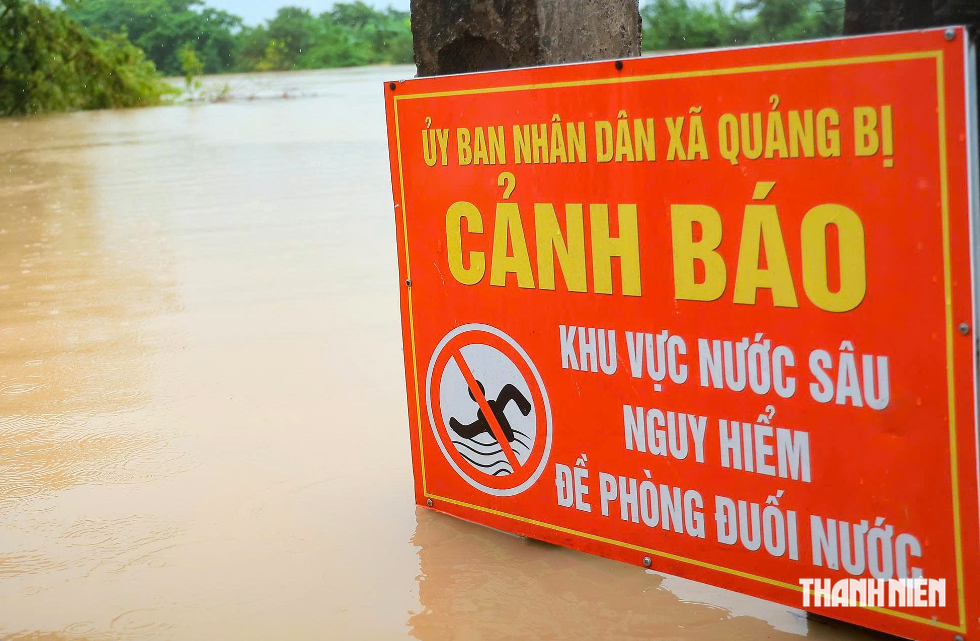 X&oacute;m nhỏ ngoại th&agrave;nh H&agrave; Nội ngập s&acirc;u, người d&acirc;n mang sổ đỏ chạy lũ- Ảnh 3.