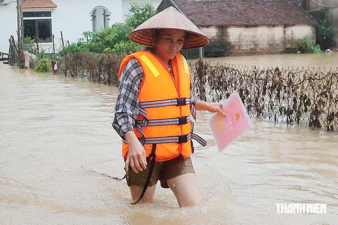 X&oacute;m nhỏ ngoại th&agrave;nh H&agrave; Nội ngập s&acirc;u, người d&acirc;n mang sổ đỏ chạy lũ- Ảnh 11.