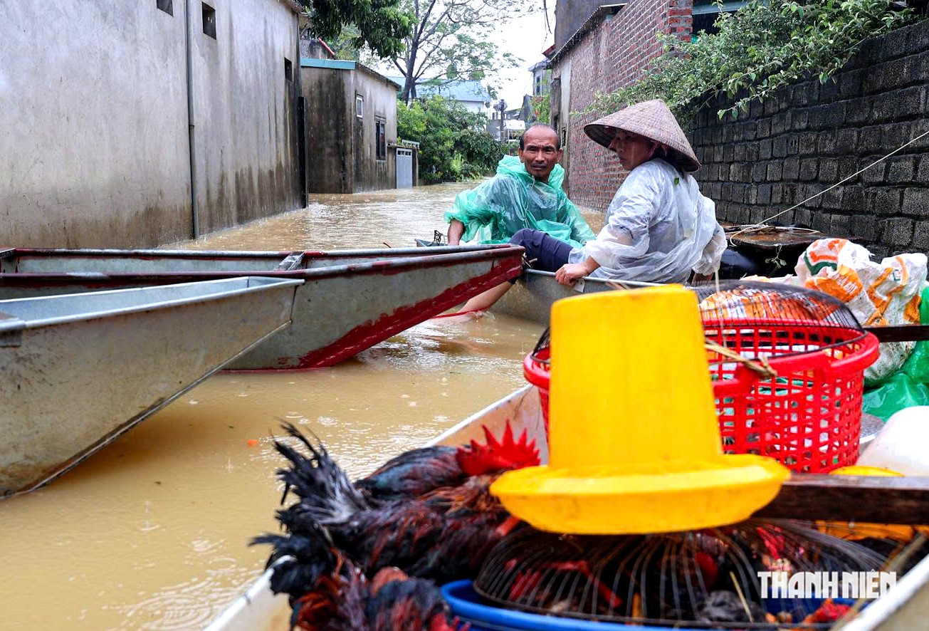 X&oacute;m nhỏ ngoại th&agrave;nh H&agrave; Nội ngập s&acirc;u, người d&acirc;n mang sổ đỏ chạy lũ- Ảnh 9.