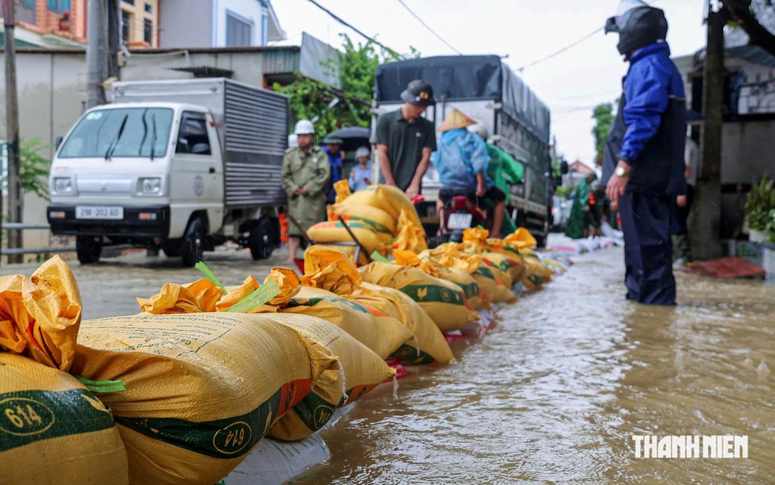 X&oacute;m nhỏ ngoại th&agrave;nh H&agrave; Nội ngập s&acirc;u, người d&acirc;n mang sổ đỏ chạy lũ- Ảnh 14.