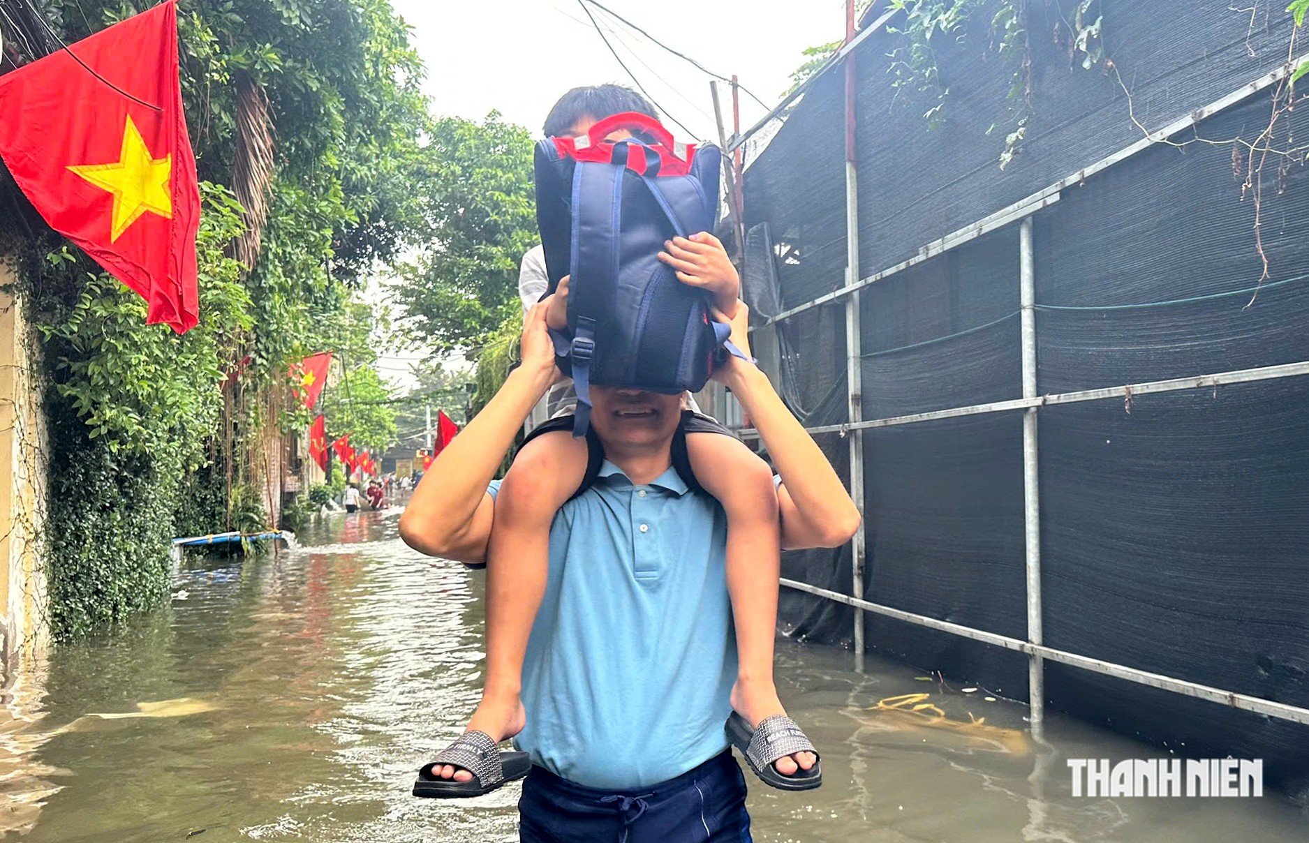Khu d&acirc;n cư ở H&agrave; Nội ngập 3 ng&agrave;y, người d&acirc;n chật vật sinh hoạt- Ảnh 5.