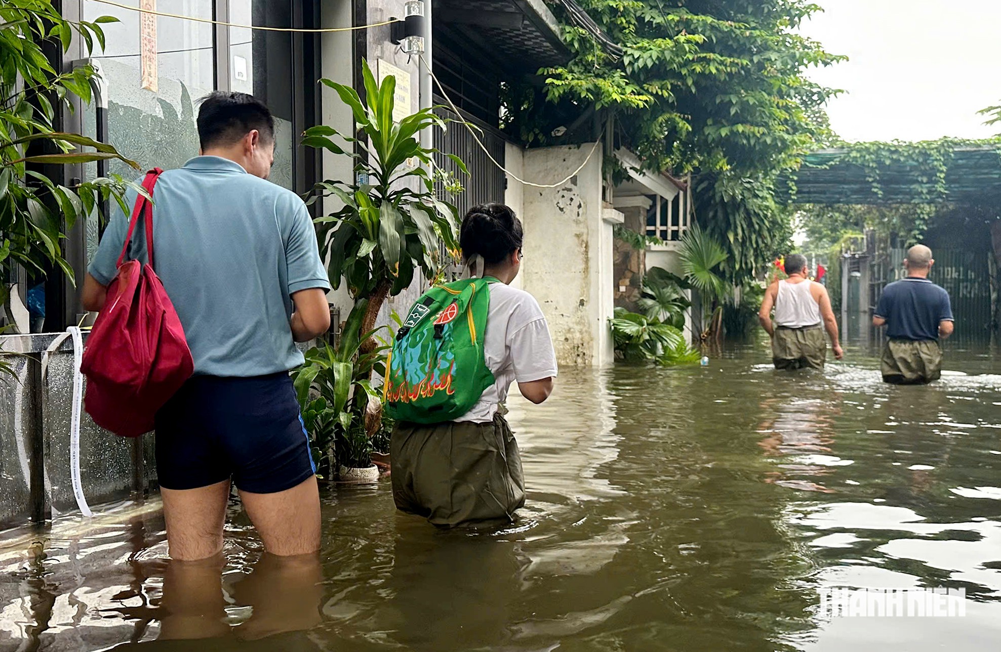 Khu d&acirc;n cư ở H&agrave; Nội ngập 3 ng&agrave;y, người d&acirc;n chật vật sinh hoạt- Ảnh 2.