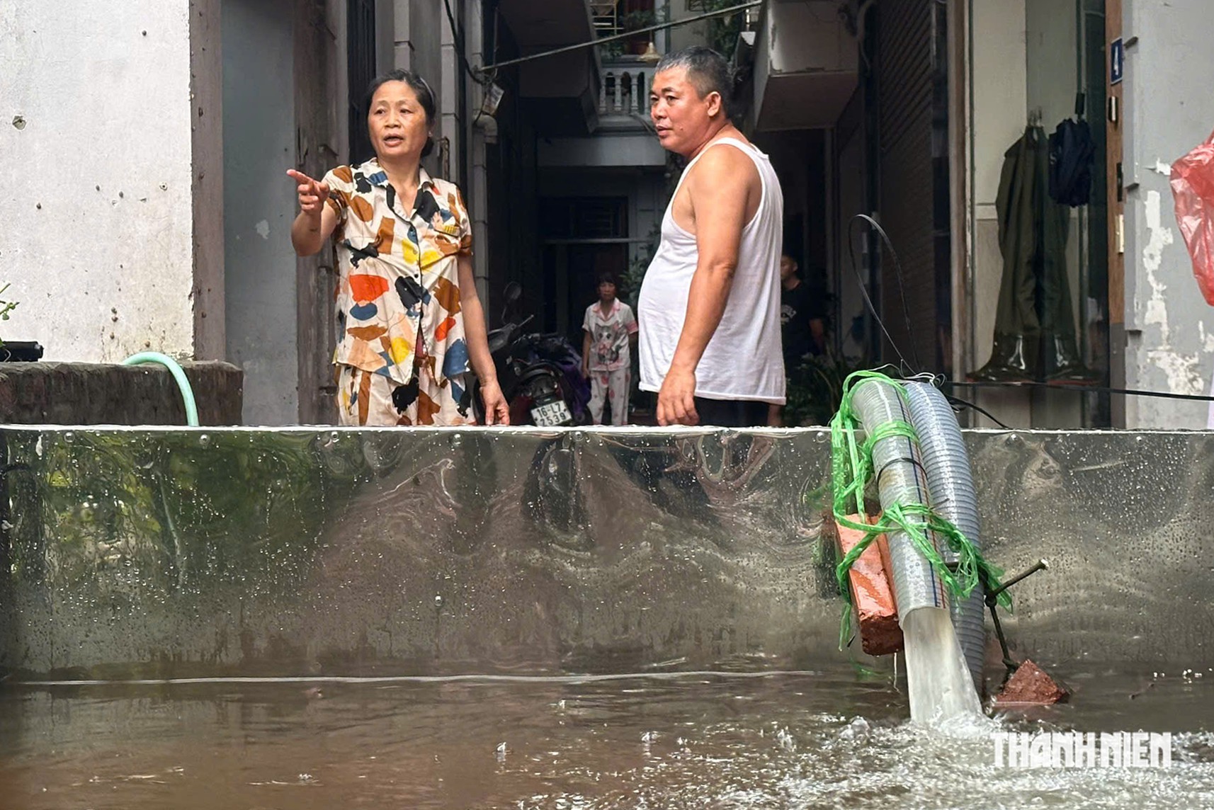 Khu d&acirc;n cư ở H&agrave; Nội ngập 3 ng&agrave;y, người d&acirc;n chật vật sinh hoạt- Ảnh 4.