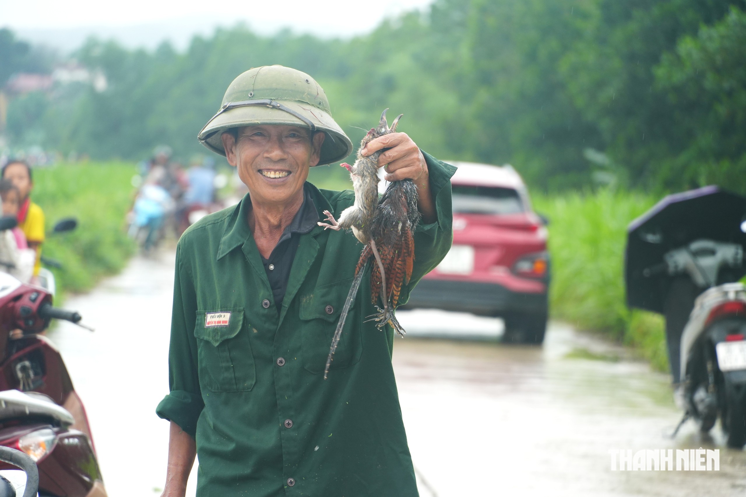 Nước lũ trắng đồng, người d&acirc;n rủ nhau ra bờ đ&ecirc; bắt chuột- Ảnh 7.