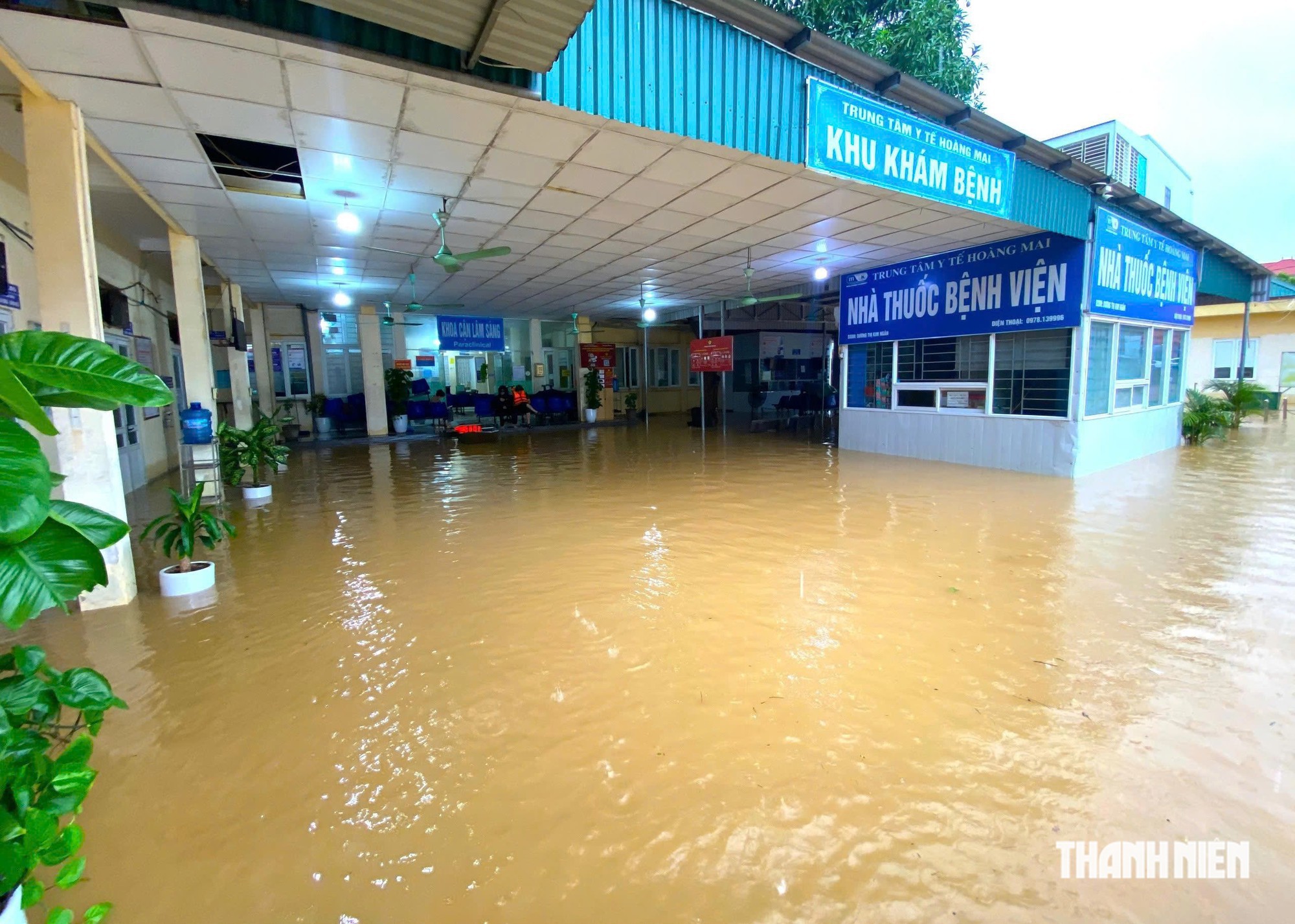 Ngập lụt nhiều nơi, người Hà Nội “vượt sông trên phố”- Ảnh 2.