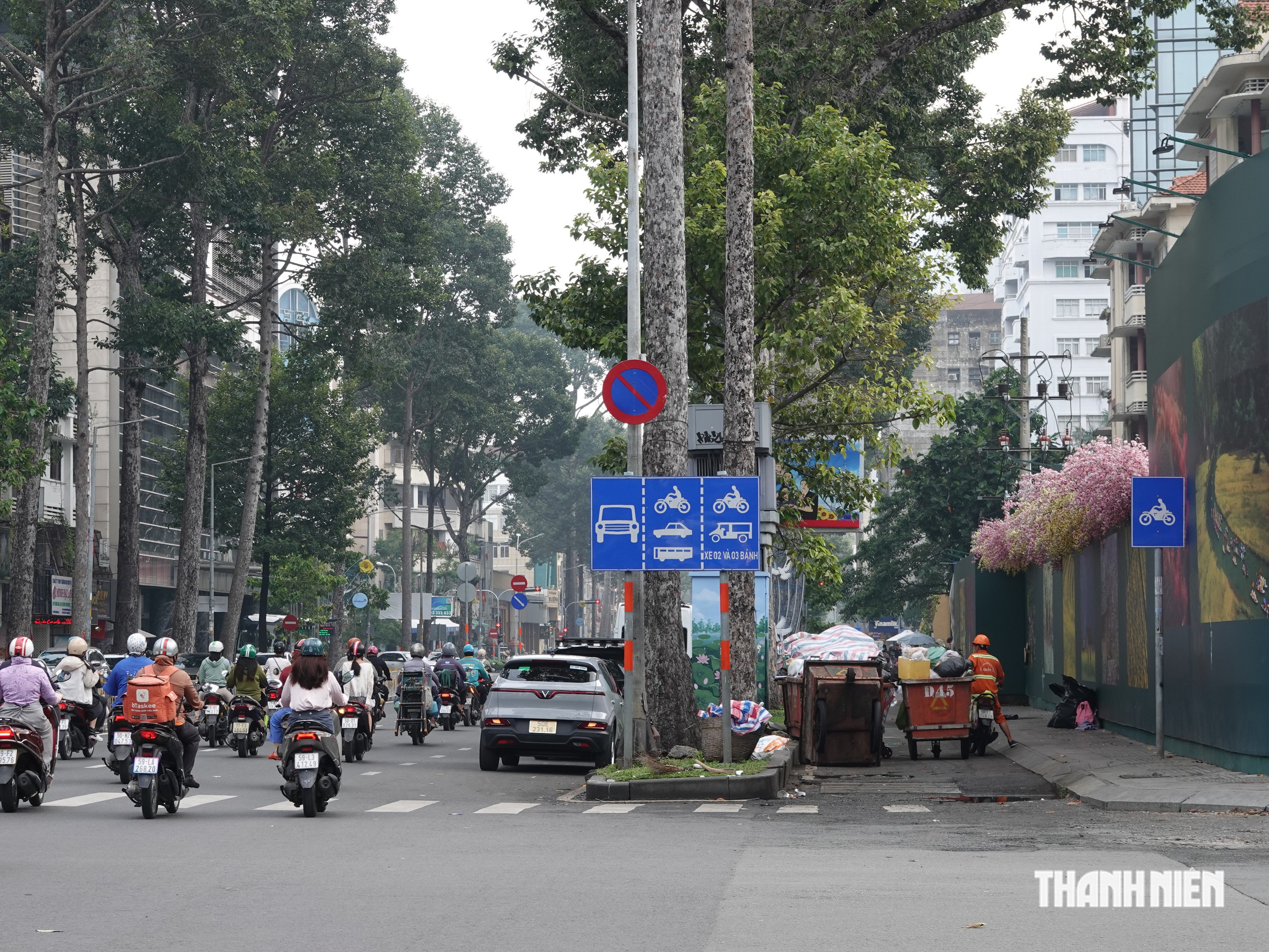 Gặp làn đường xe máy có dải phân cách, ô tô tấp vào đón khách thế nào? - Ảnh 2.