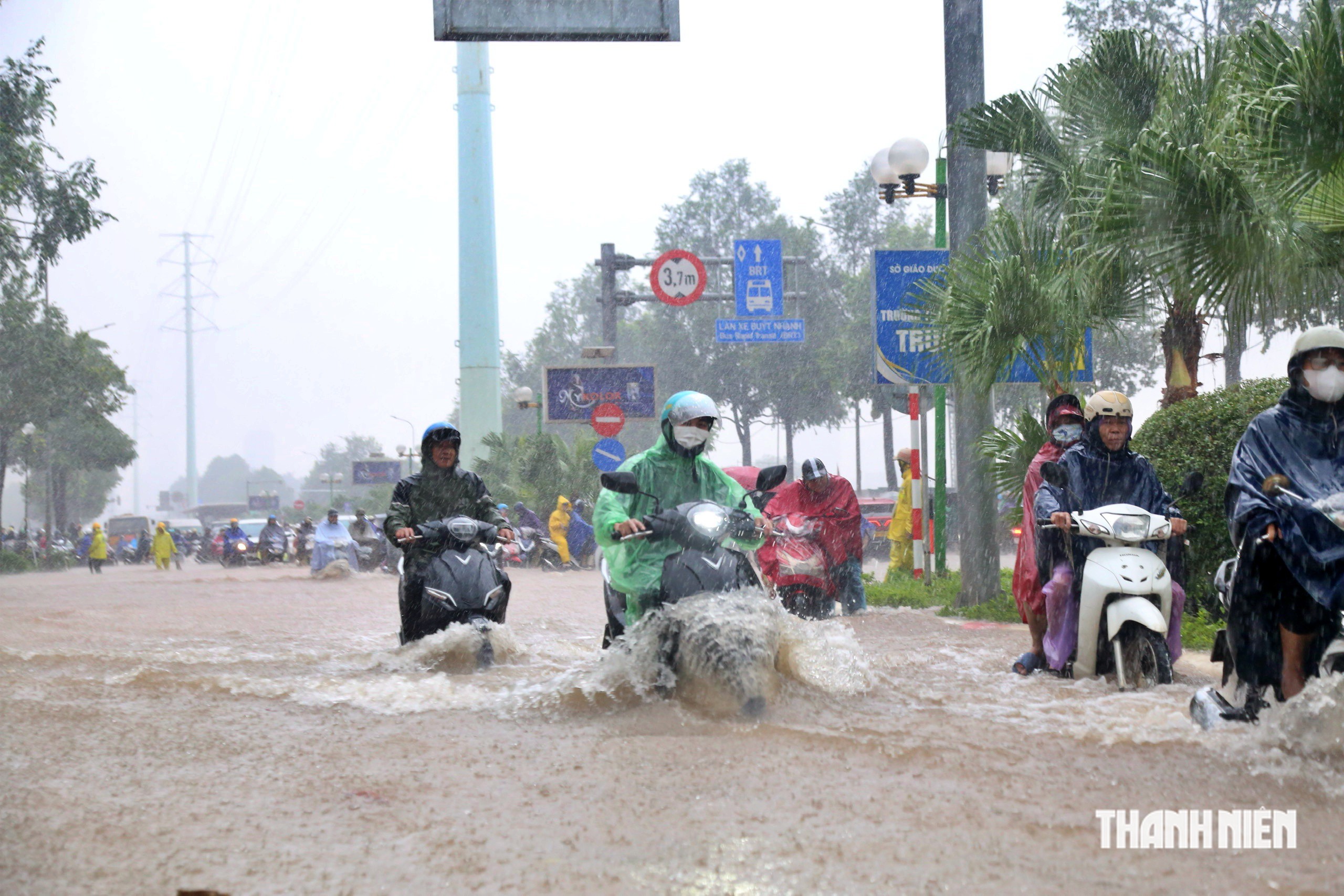 H&agrave; Nội: Đường huyết mạch cạnh dự &aacute;n chống ngập 600 tỉ 'vỡ trận' v&igrave; nước - Ảnh 4.