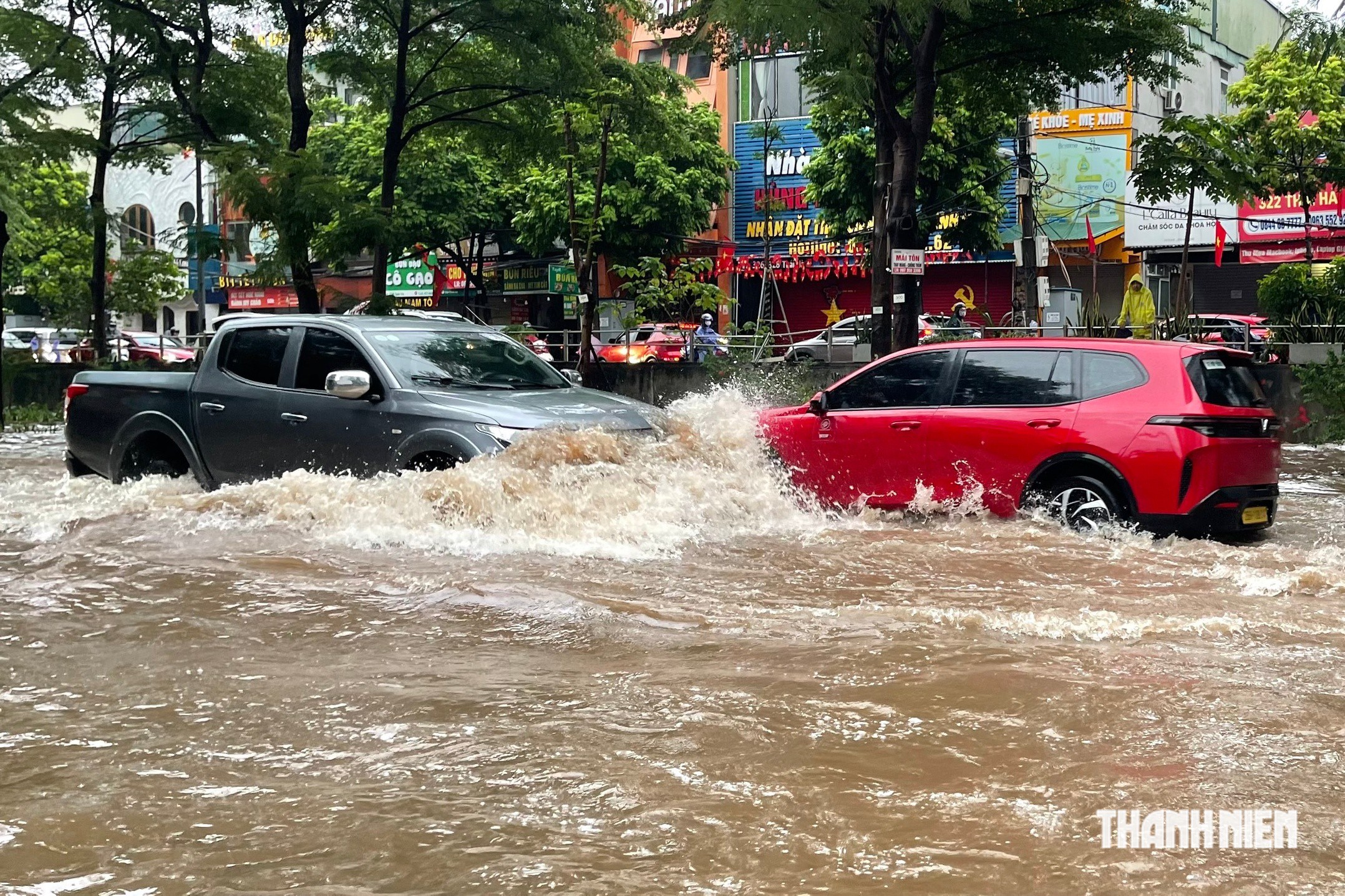 Nhiều tuyến phố ngập sâu, người Hà Nội chật vật di chuyển- Ảnh 9.