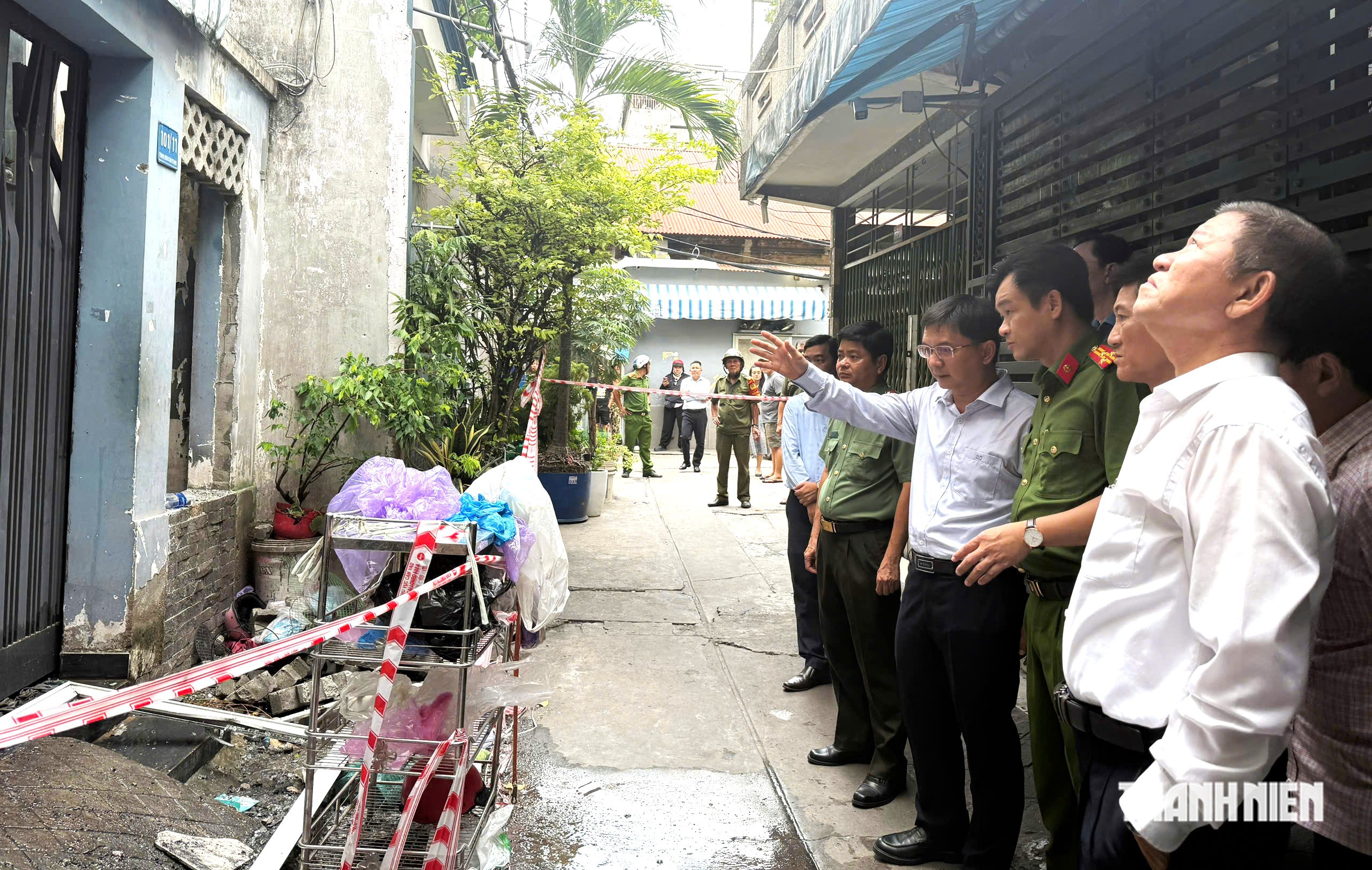 Lãnh đạo TP.HCM thăm hỏi nạn nhân trong vụ cháy nhà ở phường Chợ Lớn - Ảnh 2.