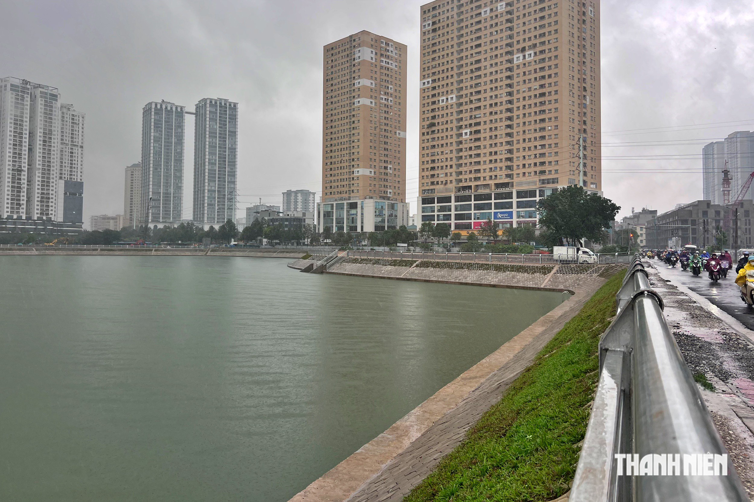 H&agrave; Nội: Đường huyết mạch cạnh dự &aacute;n chống ngập 600 tỉ 'vỡ trận' v&igrave; nước - Ảnh 5.