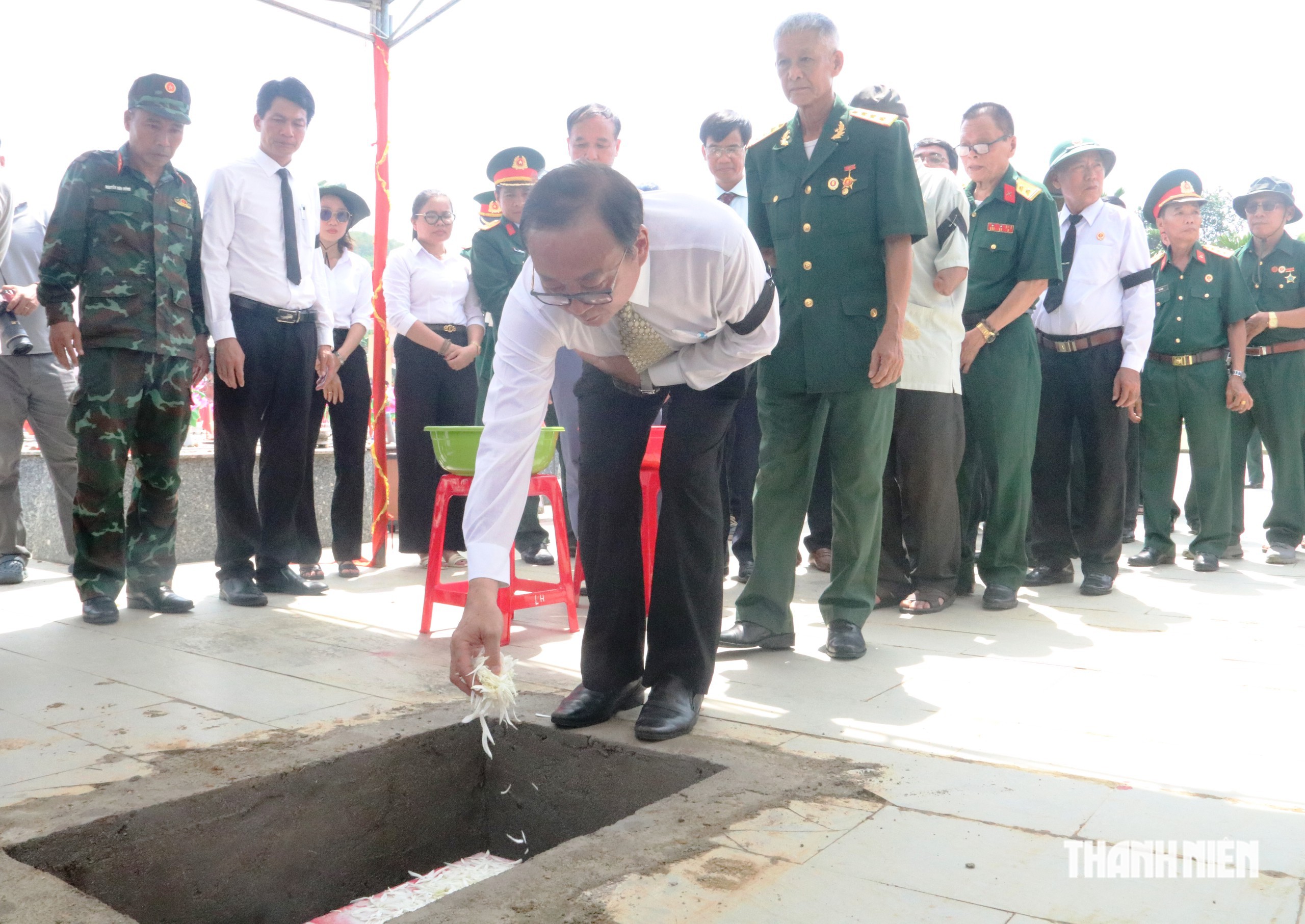Người l&iacute;nh gi&agrave; gần 40 năm chăm s&oacute;c mộ 17 liệt sĩ: 'T&ocirc;i m&atilde;n nguyện rồi'- Ảnh 5.