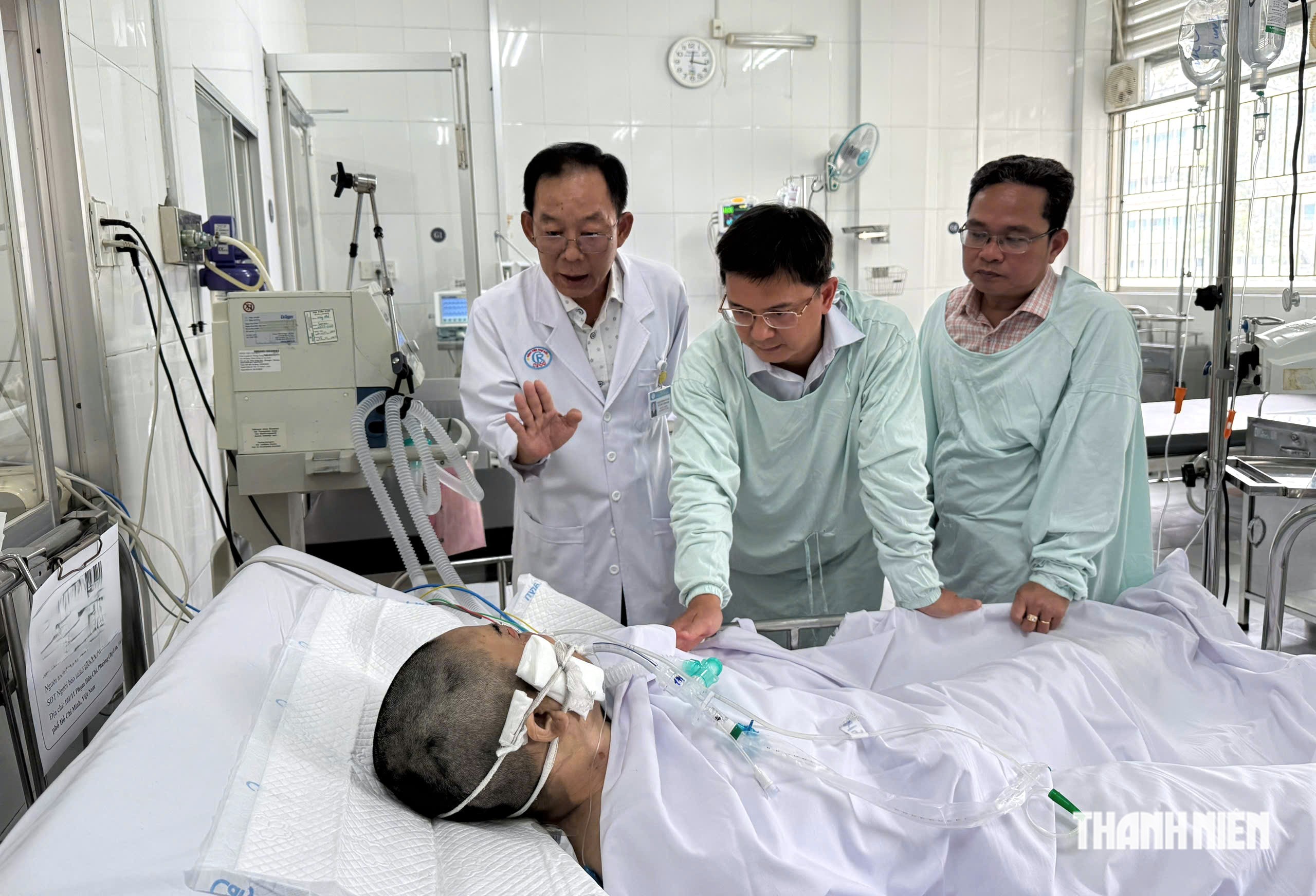 Lãnh đạo TP.HCM thăm hỏi nạn nhân trong vụ cháy nhà ở phường Chợ Lớn - Ảnh 1.
