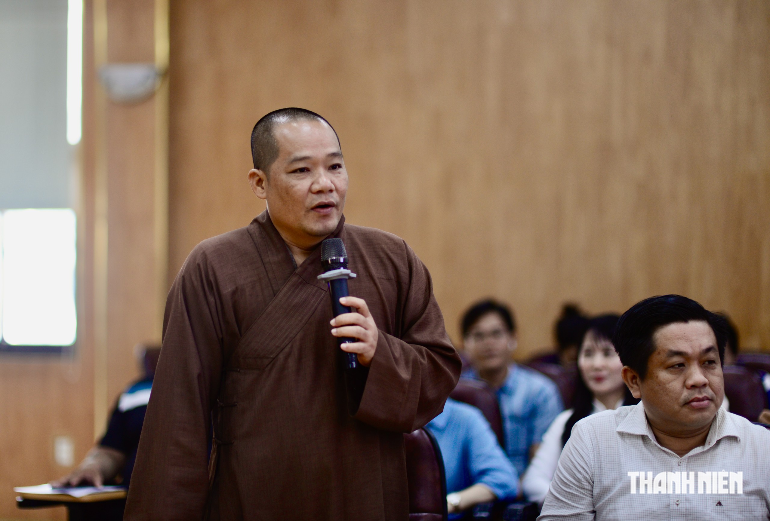 'Muốn trẻ em ngồi yên, chỉ cần điện thoại, ti vi': Nỗi lo mới của cộng đồng - Ảnh 2.