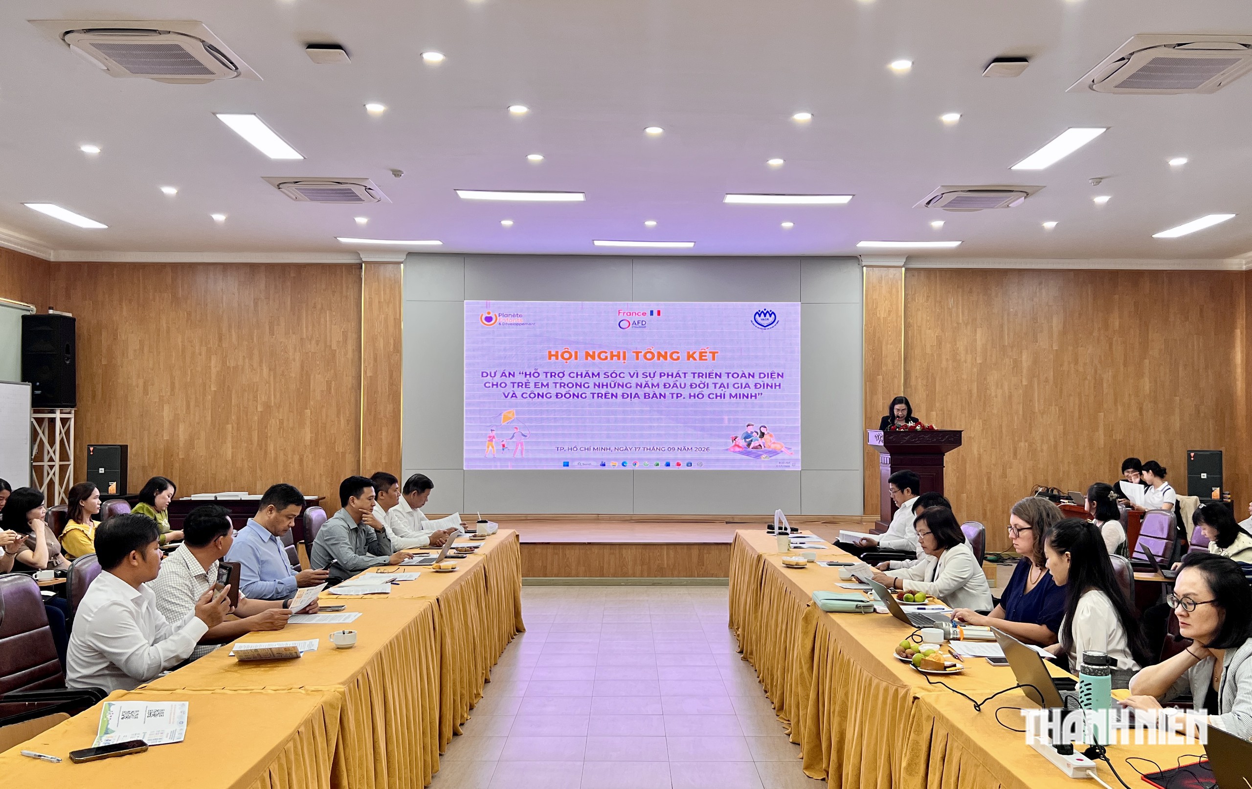 'Muốn trẻ em ngồi yên, chỉ cần điện thoại, ti vi': Nỗi lo mới của cộng đồng - Ảnh 1.