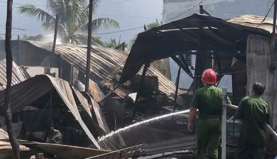 Hỏa hoạn giữa trưa thiêu rụi 4 căn nhà tại An Giang- Ảnh 1.