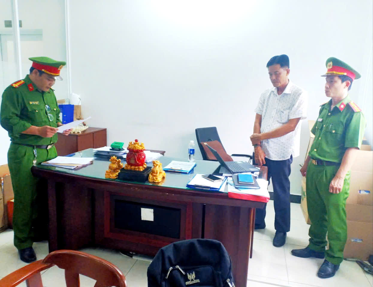 Công an tỉnh Vĩnh Long bắt phó giám đốc doanh nghiệp chôn chất thải trái phép- Ảnh 1.