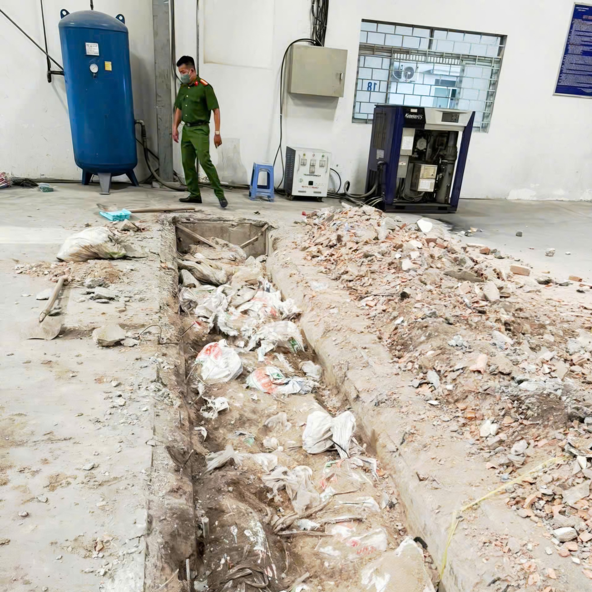 Công an tỉnh Vĩnh Long bắt phó giám đốc doanh nghiệp chôn chất thải trái phép- Ảnh 3.