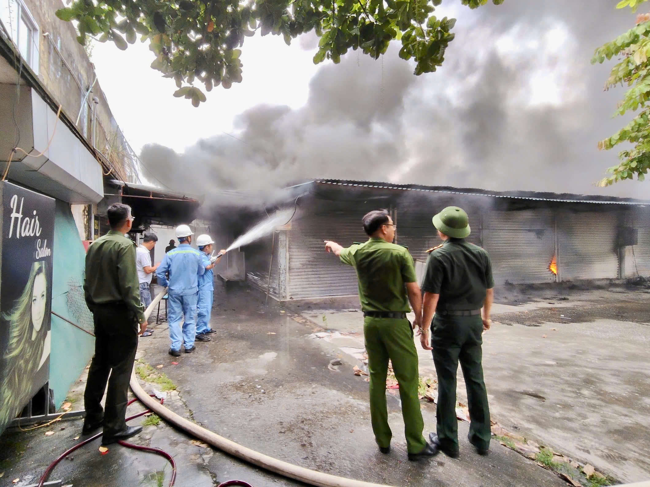 Cháy lớn chợ Kim Sơn ở Quảng Ninh, hơn 100 người tham gia dập lửa- Ảnh 2.